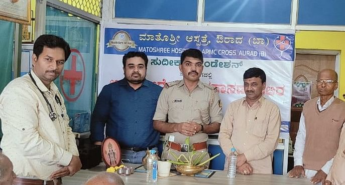 ಔರಾದ್ ಪಟ್ಟಣದಲ್ಲಿ ನಡೆದ ಉಚಿತ ಆರೋಗ್ಯ ತಪಾಸಣೆ ಶಿಬಿರವನ್ನು  ಪಿಎಸ್‌ಐ ವಸೀಮ್ ಪಟೇಲ್, ಉದ್ಘಾಸಿದರು. ವೈದ್ಯರು, ಸ್ಥಳೀಯ ಗಣ್ಯರು ಇದ್ದರು