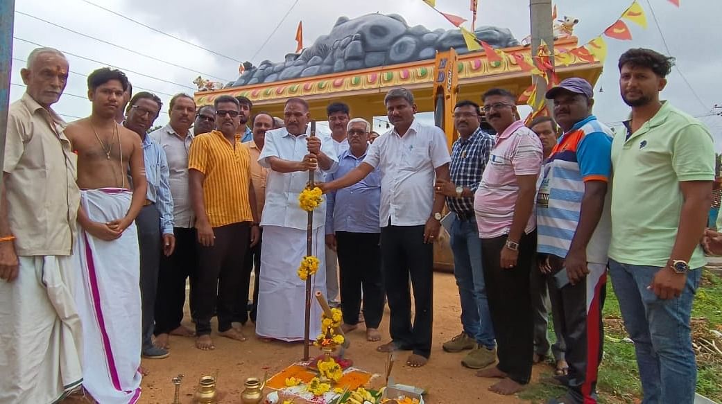 ಅರಸೀಕೆರೆ ನಗರದ ಬಳಿ ಹಾಸನ ರಸ್ತೆ ಜೇನುಕಲ್‌ ಸ್ವಾಮಿ ಮಹಾದ್ವಾರದಿಂದ ಕ್ಷೇತ್ರದ ಕಡೆಗೆ ಸಾಗುವ ರಸ್ತೆಯ ಎರಡು ಬದಿಗಳ ಪರಿಮಿತಿಯೊಳಗೆ ರಸ್ತೆ ನಿರ್ಮಾಣ ಕಾಮಗಾರಿಗೆ ಸೋಮವಾರ ಗೃಹ ಮಂಡಳಿ ಅಧ್ಯಕ್ಷ, ಶಾಸಕ ಕೆ.ಎಂ.ಶಿವಲಿಂಗೇಗೌಡ ಭೂಮಿ ಪೂಜೆ ನೆರವೇರಿಸಿದರು