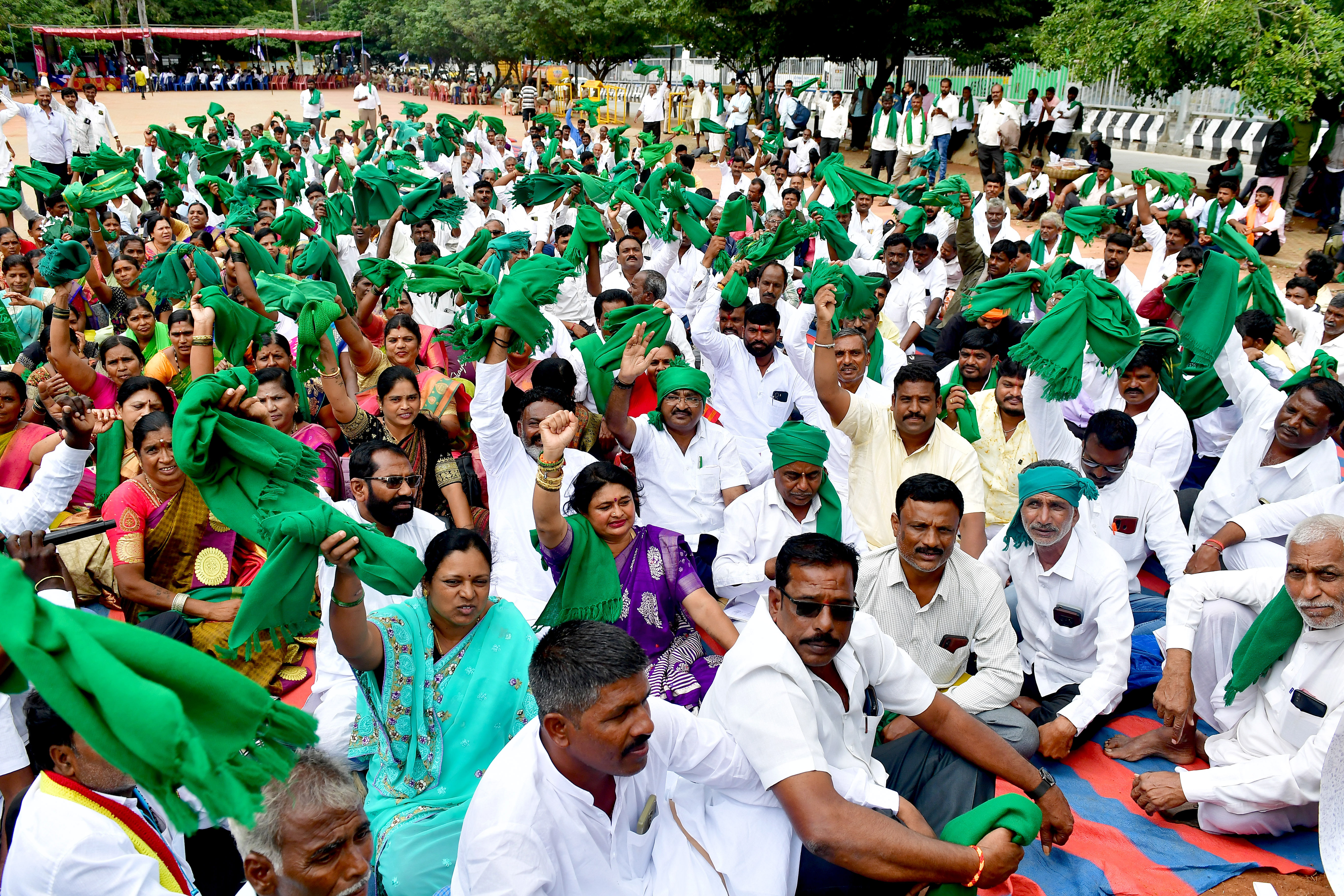 ರೈತರ ಸಾಲ ಮನ್ನಾ ಸೇರಿದಂತೆ ರೈತರ ಹಲವು ಬೇಡಿಕೆ ಈಡೇರಿಸಲು ಆಗ್ರಹಿಸಿ ರಾಜ್ಯ ರೈತ ಸಂಘ ಹಾಗೂ ಹಸಿರುಸೇನೆ (ವಾಸುದೇವ ಮೇಟಿ ಬಣ) ಕಾರ್ಯರ್ತರು ಬೆಂಗಳೂರಿನ ಸ್ವಾತಂತ್ರ್ಯ ಉದ್ಯಾನದಲ್ಲಿ ಪ್ರತಿಭಟನೆ ನಡೆಸಿದರು – ಪ್ರಜಾವಾಣಿ ಚಿತ್ರ
