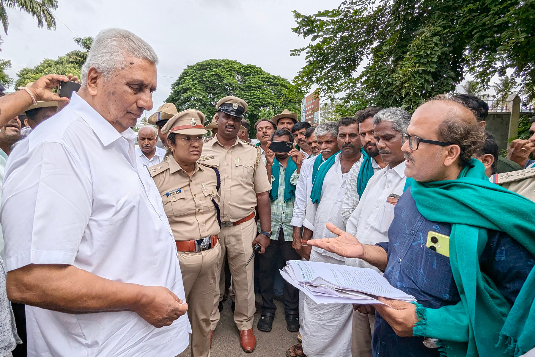 ‘ಕಾಂಗ್ರೆಸ್ ಕೃತಜ್ಞತಾ ಸಮಾವೇಶದಲ್ಲಿ ಮುಖ್ಯಮಂತ್ರಿ ಸಿದ್ದರಾಮಯ್ಯ ಅವರಿಗೆ ರೈತ ಸಂಘಟನೆಗಳು ಸಲ್ಲಿಸಿದ ಅರ್ಜಿಗಳನ್ನು ಕಸದಬುಟ್ಟಿಗೆ ಬಿಸಾಡಿರುವ ಅಧಿಕಾರಿ ವಿರುದ್ಧ ಕ್ರಮ ಜರುಗಿಸಬೇಕು, ಮುಖ್ಯಮಂತ್ರಿ ರೈತರ ಕ್ಷಮೆ ಕೇಳಬೇಕು’ ಎಂದು ಒತ್ತಾಯಿಸಿ ಚಾಮರಾಜನಗರದಲ್ಲಿ ಶನಿವಾರ ಜಿಲ್ಲಾ ಉಸ್ತುವಾರಿ ಸಚಿವೆ ಕೆ.ವೆಂಕಟೇಶ್ ಅವರಿಗೆ ರೈತ ಮುಖಂಡರು ಮನವಿ ಸಲ್ಲಿಸಿದರು