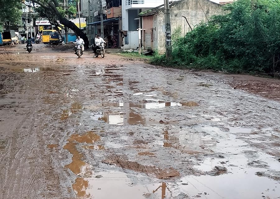 ಮಲೇಬೆನ್ನೂರು-ಜಿಗಳಿ-ಹೊಳೆಸಿರಿಗೆರೆ ರಸ್ತೆ ಕೆಸರು ಗದ್ದೆಯಂತಾಗಿರುವುದು