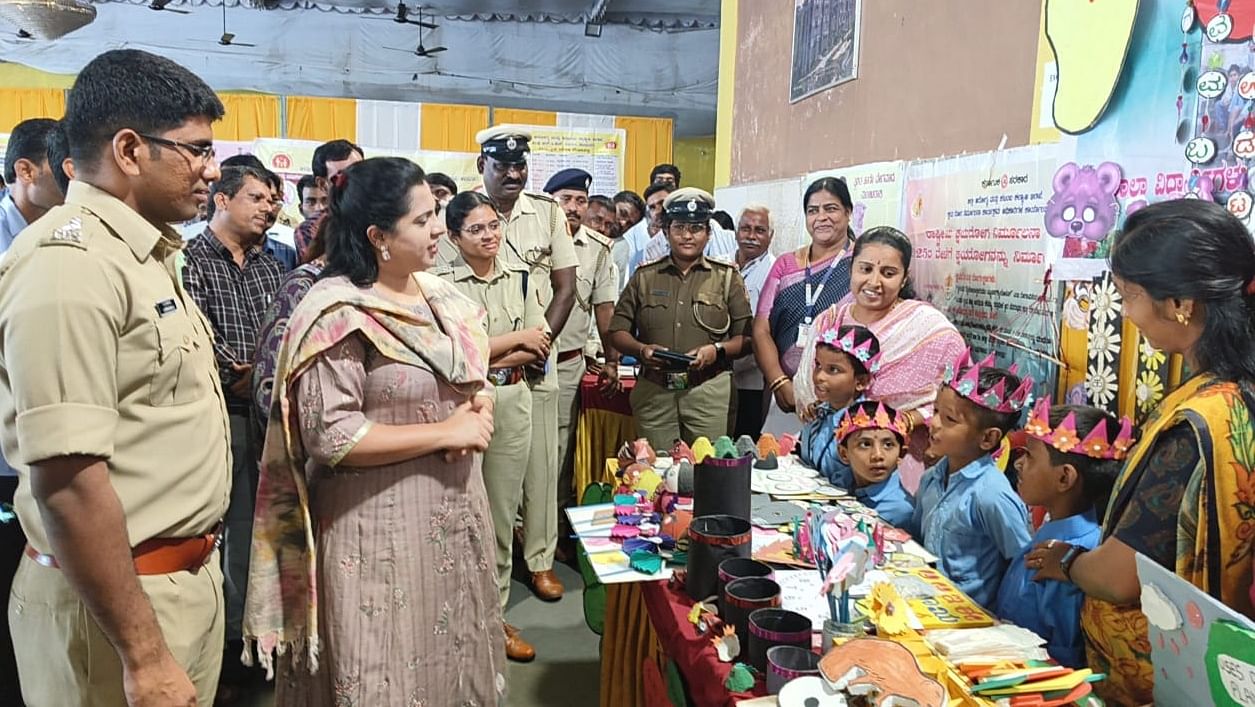 ಕಮಲಾಪುರದಲ್ಲಿ ಮಂಗಳವಾರ ಆಯೋಜಿಸಿದ್ದ ಜನಸ್ಪಂದನ ಸಭೆಯಲ್ಲಿ ಸರ್ಕಾರಿ ಪ್ರಾಯೋಗಿಕ ಶಾಲೆ ಮಕ್ಕಳು ತಯ್ಯಾರಿಸಿದ ಕರಕುಶಲ ವಸ್ತು ಪ್ರದರ್ಶನ ಮಳಿಗೆಗೆ ಭೇಟಿ ನೀಡಿ ಮಕ್ಕಳಿಂದ ಮಾಹಿತಿ ಪಡೆದರು. ಎಸ್‌ಪಿ ಅಡ್ಡೂರು ಶ್ರೀನಿವಾಸಲು, ರೂಪಿಂದರ ಕೌರ, ಬಿಂದುಮಣಿ, ಶಿಕ್ಷಕಿ ನೇತ್ರಾ ರಾಂಪೂರ, ಅಂಬಿಕಾ ಉಪ್ಪಿನ ಹಾಜರಿದ್ದರು ಹಾಜರಿದ್ದರು