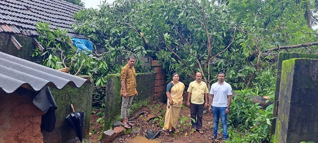 ಪುತ್ತೂರು ತಾಲ್ಲೂಕಿನ ಅರಿಯಡ್ಕದ ಗ್ರಾಮ ಪಂಚಾಯಿತಿ ವ್ಯಾಪ್ತಿಯಲ್ಲಿ ಭಾನುವಾರ ಸುಂಟರಗಾಳಿಯಿಂದಾಗಿ ಮರ ಉರುಳಿ ಮನೆಗಳಿಗೆ ಹಾನಿಯಾಗಿದೆ