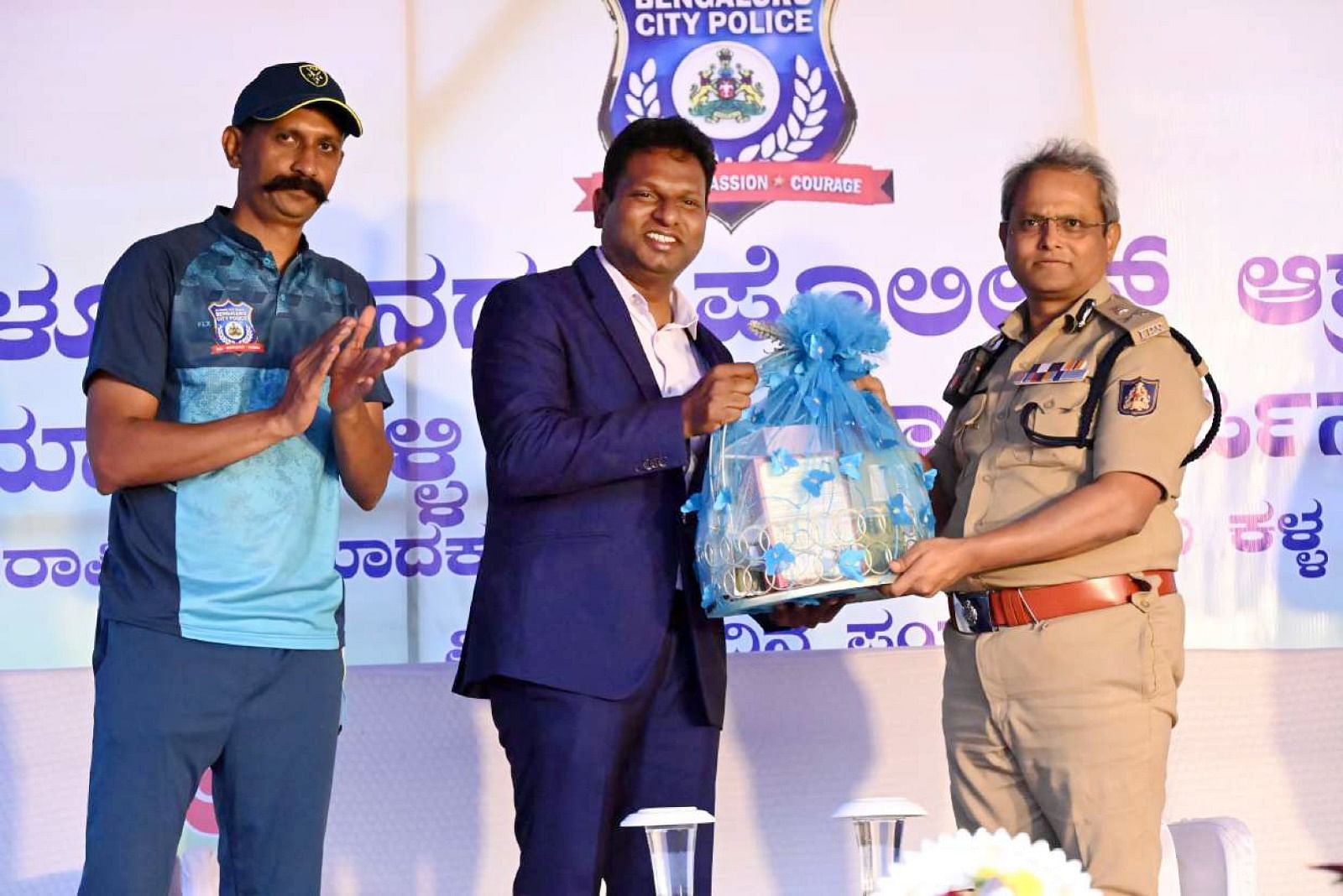 ಕಾರ್ಯಕ್ರಮದಲ್ಲಿ ಬೆಂಗಳೂರು ನಗರ ಪೊಲೀಸ್ ಕಮಿಷನರ್‌ ಬಿ. ದಯಾನಂದ ಅವರನ್ನು ಕೃಪಾನಿಧಿ ಸಮೂಹ ಸಂಸ್ಥೆಗಳ ನಿರ್ದೇಶಕ ಸ್ಯಾಮ್ ಪಾಲ್ ಗೌರವಿಸಿದರು.