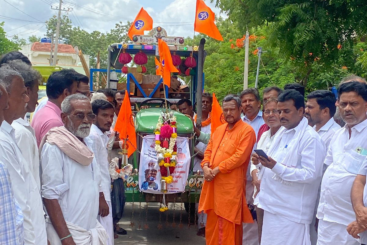 ಕವಿತಾಳ ಸಮೀಪದ ಉಟಕನೂರು ಮಠಕ್ಕೆ ಮಂಗಳವಾರ ಕಟ್ಟಿಗೆ ತಂದ ಟ್ರ್ಯಾಕ್ಟರ್‌ ಅನ್ನು ಮೆರವಣಿಗೆ ಮೂಲಕ ಸ್ವಾಗತಿಸಲಾಯಿತು