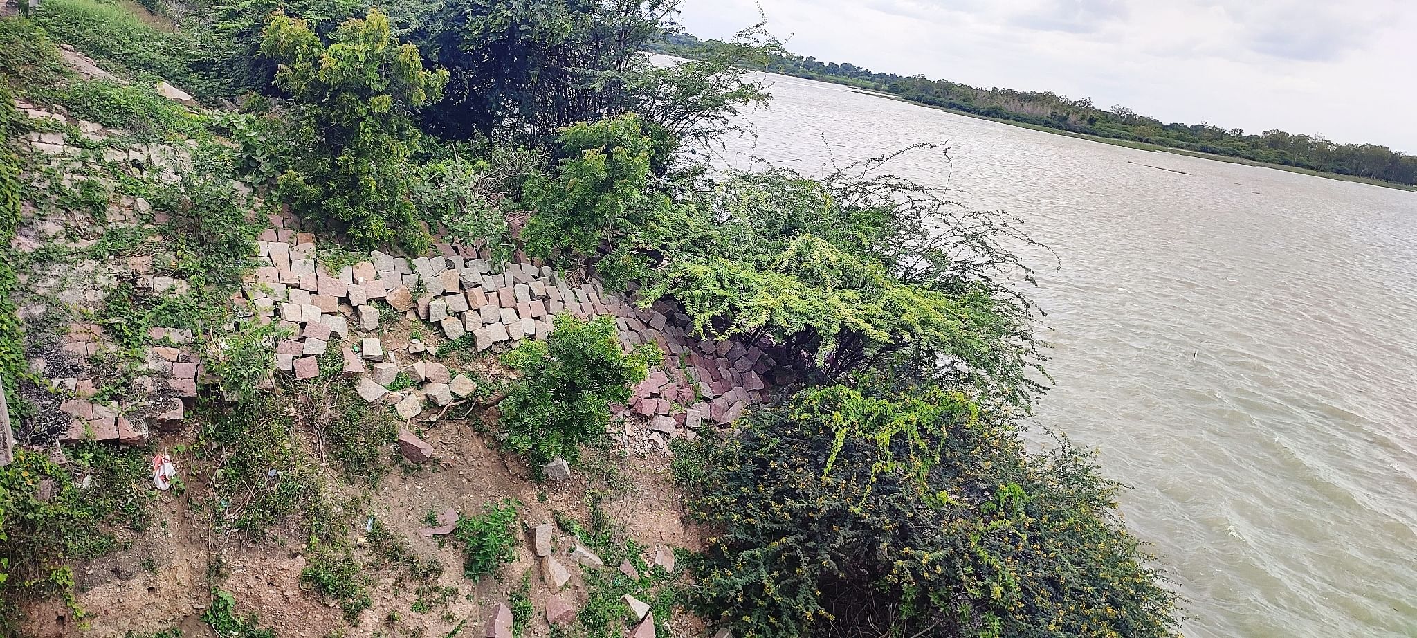 ಹುನಗುಂದ: ತಾಲ್ಲೂಕಿನ ಧನ್ನೂರು ಗ್ರಾಮದ ಹತ್ತಿರ ಕೃಷ್ಣಾ ನದಿಗೆ ಅಡ್ಡಲಾಗಿ ನಿರ್ಮಿಸಿರುವ ಸೇತುವೆ ಎಡ ಭಾಗದಲ್ಲಿ ರಕ್ಷಣಾ ಗೋಡೆ ಕುಸಿದಿರುವುದು