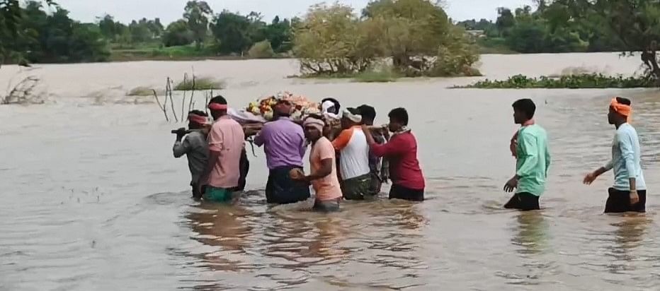 ತುಂಗಭದ್ರಾ ನದಿ ತುಂಬಿ ಹರಿಯುತ್ತಿರುವುದರಿಂದ ಹರಿಹರ ತಾಲ್ಲೂಕಿನ ಗುತ್ತೂರು ಗ್ರಾಮದ ಸ್ಮಶಾನ ಜಲಾವೃತವಾಗಿದೆ. ಗುರುವಾರ ವ್ಯಕ್ತಿಯೊಬ್ಬರ ಶವವನ್ನು ಗ್ರಾಮದ ಯುವಕರು ನದಿಯಲ್ಲೇ ಹೊತ್ತು ಪಕ್ಕದ ಗುಡ್ಡಕ್ಕೆ ಕೊಂಡೊಯ್ದರು