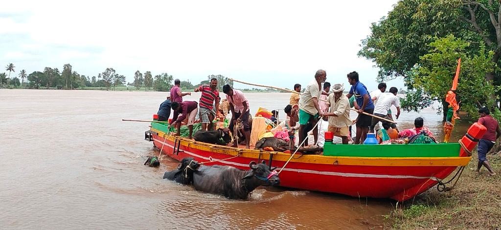 ಜಮಖಂಡಿ ಸಮೀಪದ ಮುತ್ತೂರ ನಡುಗಡ್ಡೆಯಿಂದ ಬೋಟ್‌ ಮೂಲಕ ಜನರು ಹಾಗೂ ಜಾನುವಾರುಗಳು ಸೂಕ್ತ ಸ್ಥಳಕ್ಕೆ ಸ್ಥಳಾಂತರಿಸಲಾಯಿತು