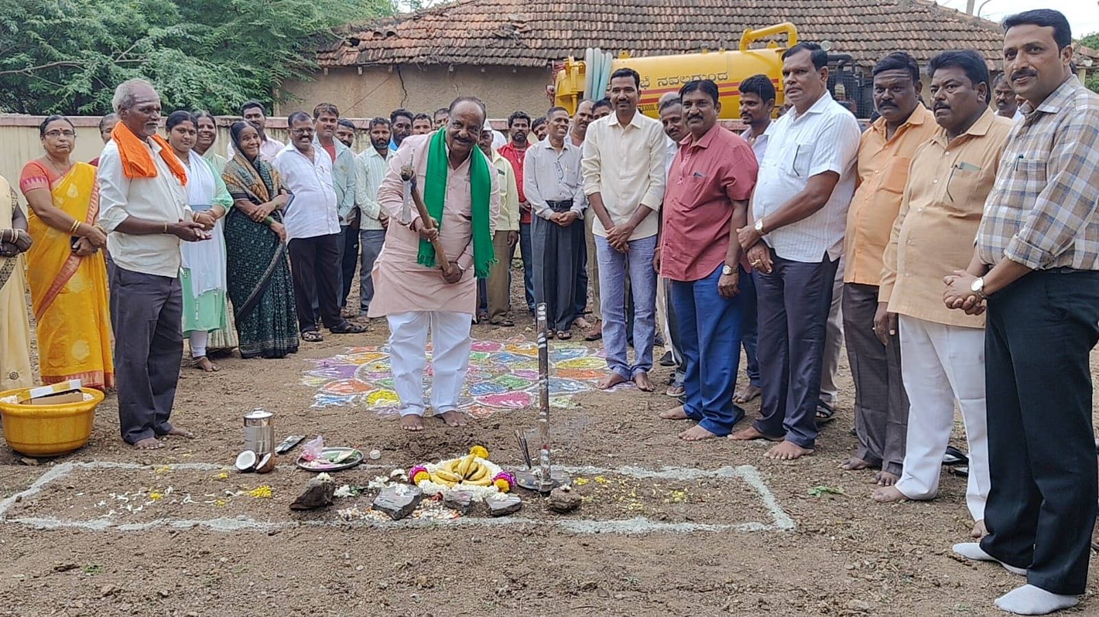 ನವಲಗುಂದ ಪಟ್ಟಣದ ಲೋಕೋಪಯೋಗಿ ಇಲಾಖೆಯ ಜಾಗೆಯಲ್ಲಿ ‘ಇಂದಿರಾ ಕ್ಯಾಂಟೀನ್‌’ ಕಟ್ಟಡದ ಭೂಮಿಪೂಜೆಯನ್ನು ಶಾಸಕ ಎನ್.ಎಚ್.ಕೋನರಡ್ಡಿ ನೆರವೇರಿಸಿದರು