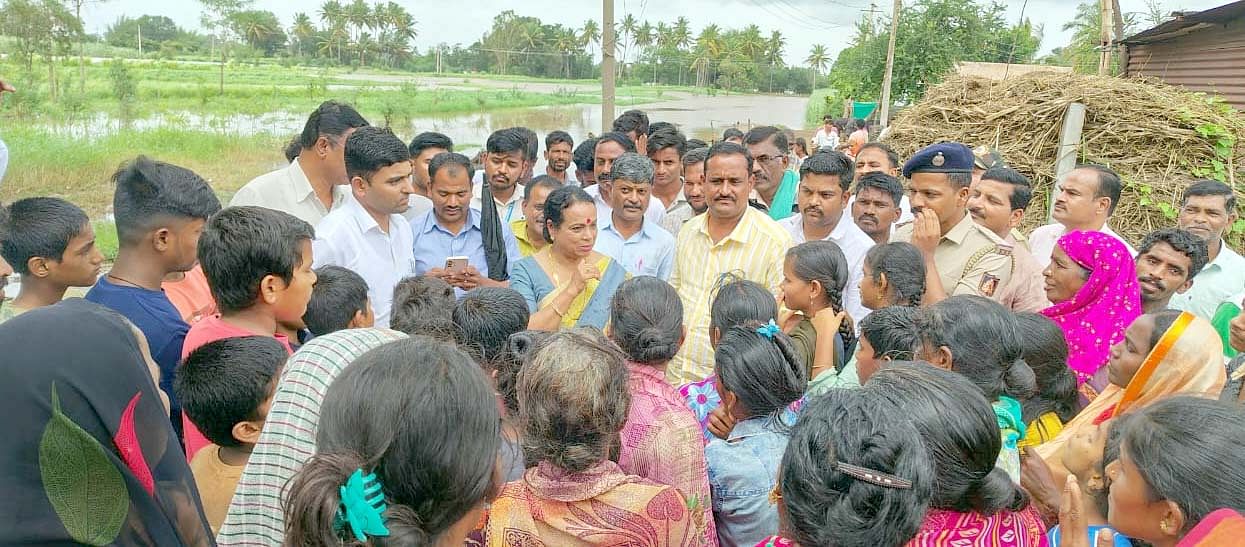 ತೇರದಾಳ ತಾಲ್ಲೂಕಿನ ತಮದಡ್ಡಿಗೆ ವಿಧಾನ ಪರಿಷತ್ ಸದಸ್ಯೆ ಉಮಾಶ್ರೀ ಭೇಟಿ ನೀಡಿ ಸಂತ್ರಸ್ತರ ಸಮಸ್ಯೆ ಆಲಿಸಿದರು