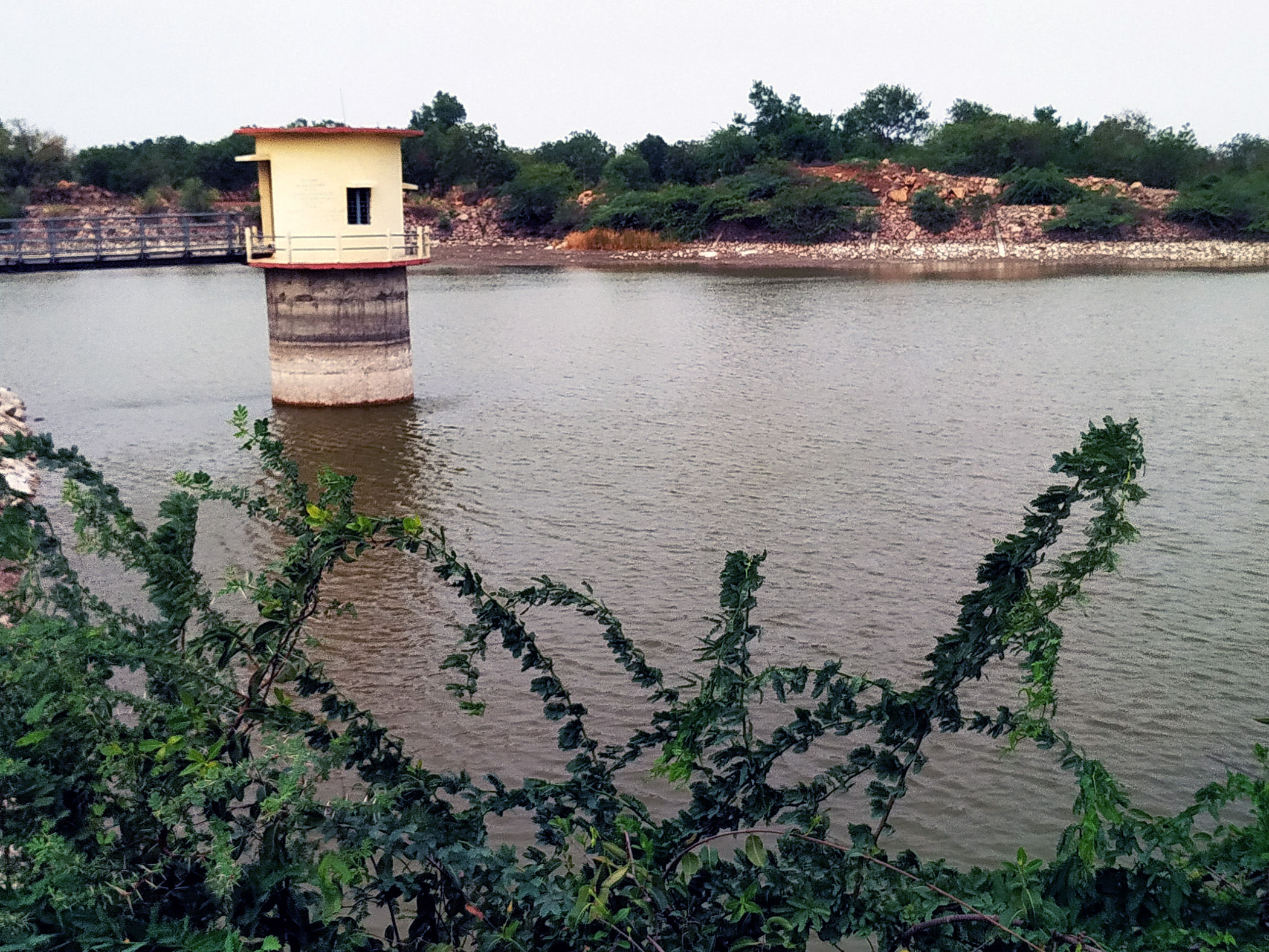 ಲಿಂಗಸುಗೂರು ತಾಲ್ಲೂಕಿನ ಬಹುಗ್ರಾಮ ಕುಡಿಯುವ ನೀರು ಯೋಜನೆಯ ಹುನಕುಂಟಿ ಕೆರೆ ಭರ್ತಿಯಾಗಿದ್ದರೂ ನಿಷ್ಪ್ರಯೋಜಕವಾಗಿದೆ