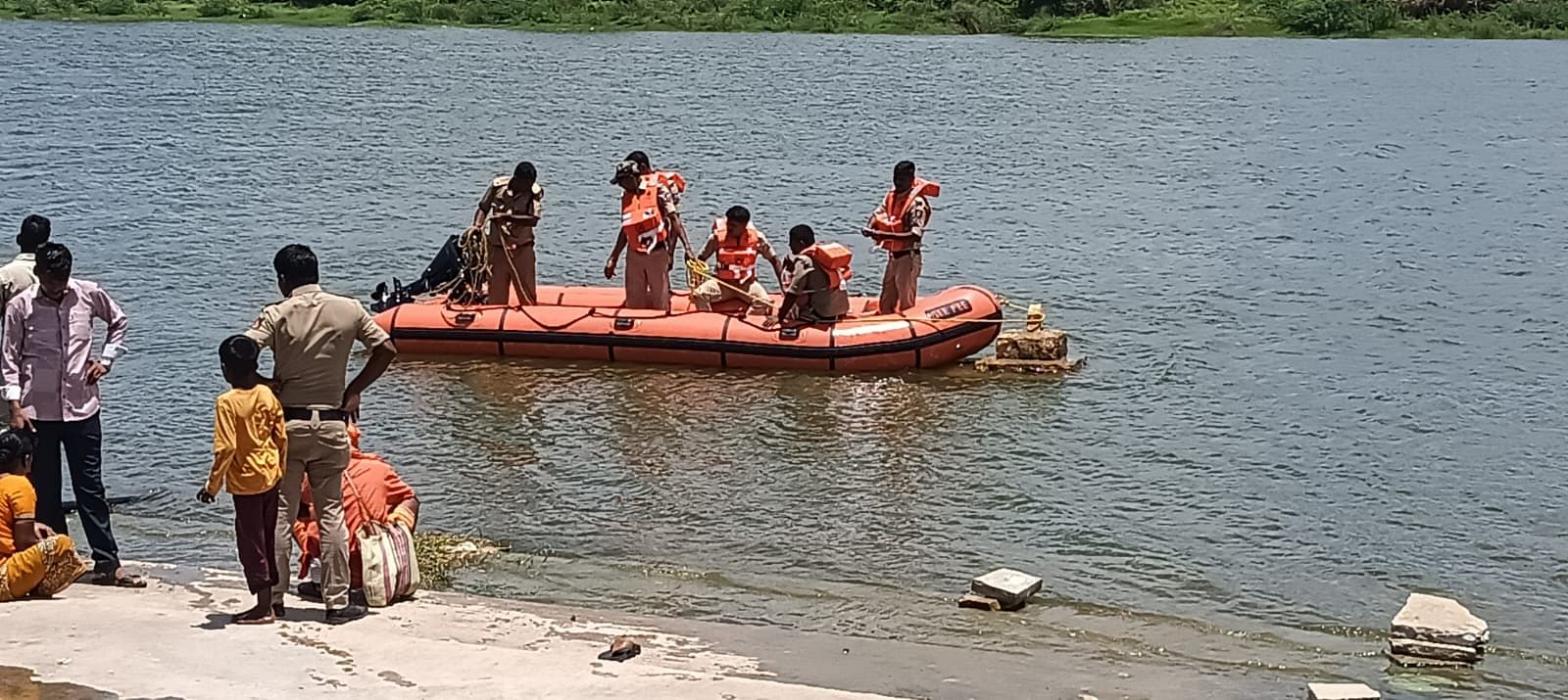 ಅಫಜಲಪುರ ತಾಲ್ಲೂಕಿನ ಭೀಮಾ ನದಿಯಲ್ಲಿ ಮಹಿಳೆಯ ಪತ್ತೆಗಾಗಿ ಅಗ್ನಿಶಾಮಕ ದಳದವರು ಗುರುವಾರ ಬೆಳಗ್ಗೆಯಿಂದ ಕಾರ್ಯಾಚರಣೆ ನಡೆಸಿದ್ದರು