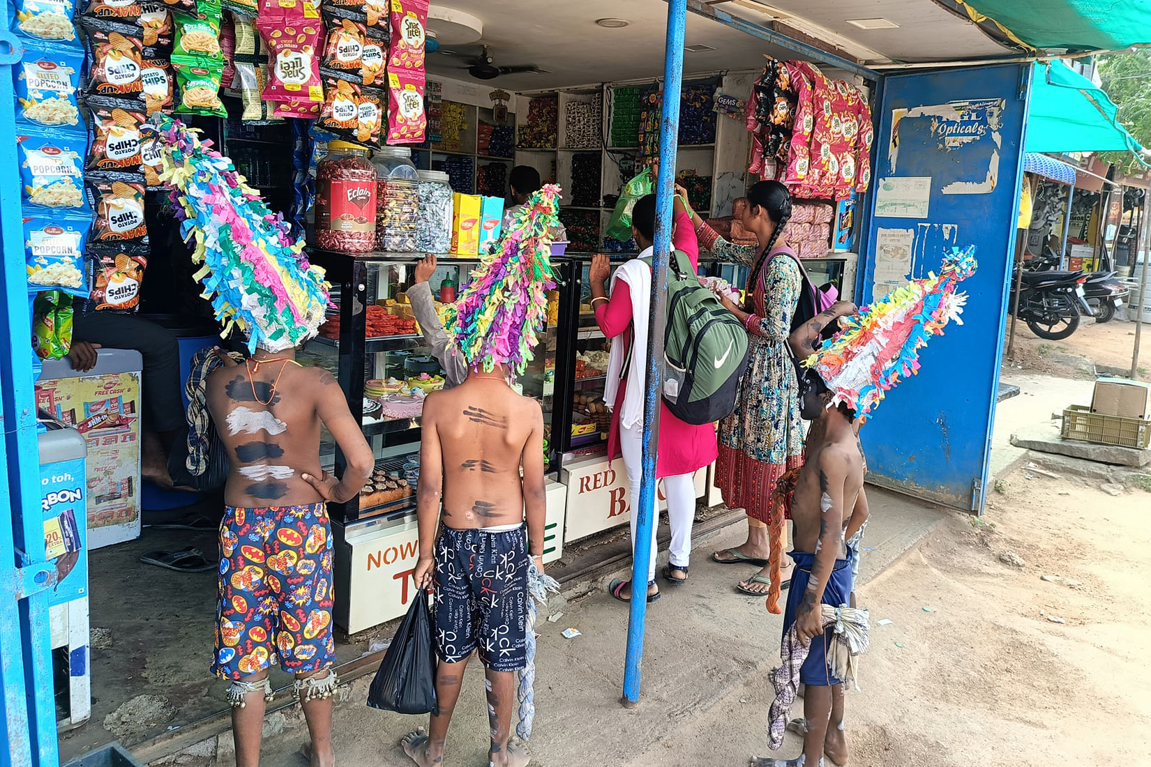 ಕವಿತಾಳದಲ್ಲಿ ಮೊಹರಂ ನಿಮಿತ್ತ ಫಕೀರ ವೇಷ ಧರಿಸಿದ ಮಕ್ಕಳು ಅಂಗಡಿ ಎದುರು ಭಿಕ್ಷೆ ಬೇಡುತ್ತಿರುವುದು.