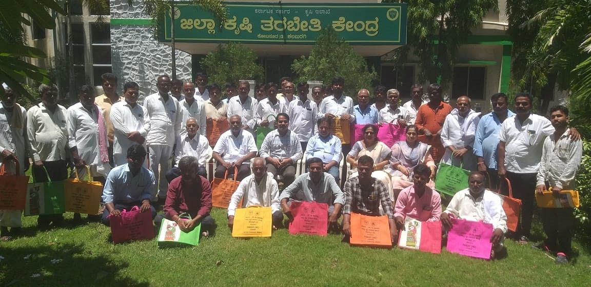 ಕಲಬುರಗಿಯ ಜಿಲ್ಲಾ ಕೃಷಿ ತರಬೇತಿ ಕೇಂದ್ರದಲ್ಲಿ ತರಬೇತಿ ಪೂರೈಸಿದ ರೈತರೊಂದಿಗೆ ಅಧಿಕಾರಿಗಳು ಭಾಗವಹಿಸಿದ್ದರು