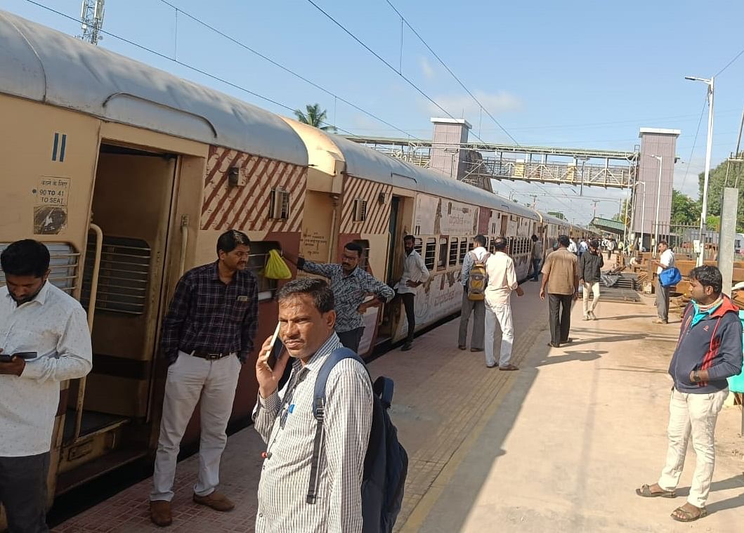 ರೈಲ್ವೆ ಅಂಡರ್‌ಪಾಸ್ ಕಾಮಗಾರಿಯಿಂದಾಗಿ ಬೆಂಗಳೂರಿಗೆ ತೆರಳಬೇಕಿದ್ದ ರೈಲು ರಾಮನಗರ ರೈಲು ನಿಲ್ದಾಣದಲ್ಲೇ ಎರಡು ತಾಸು ಬೀಡು ಬಿಟ್ಟಿತ್ತು