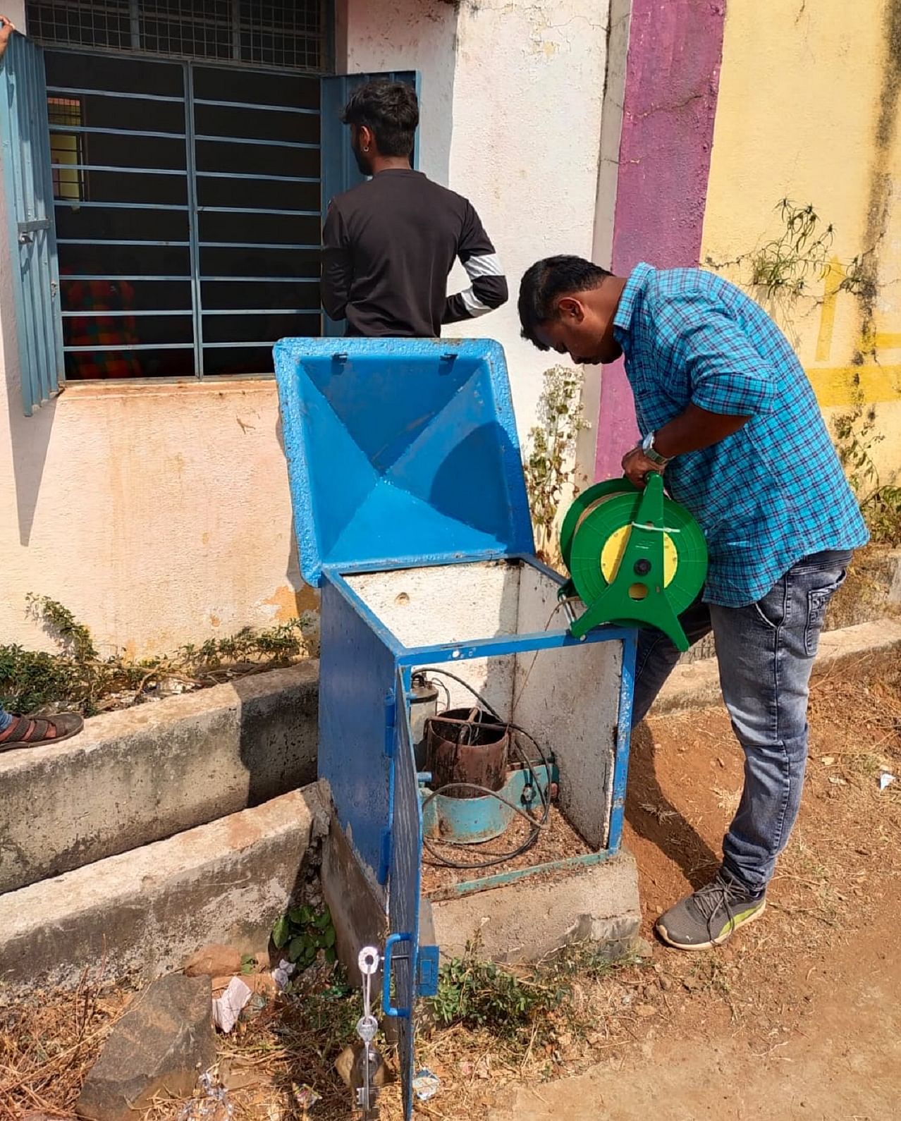 ದಾವಣಗೆರೆ ಜಿಲ್ಲೆಯಲ್ಲಿ ಅಂತರ್ಜಲ ಇಲಾಖೆ ಸಿಬ್ಬಂದಿ ಅಂತರ್ಜಲಮಟ್ಟ ಪರಿಶೀಲಿಸುತ್ತಿರುವುದು