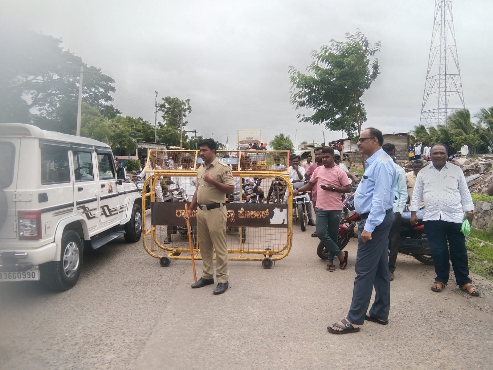 ದೇವದುರ್ಗ ತಾಲ್ಲೂಕಿನ ಹೂವಿನಹೆಡಗಿ ಸೇತುವೆ ಬಳಿ ರಸ್ತೆ ಸಂಚಾರ ಬಂದ್ ಮಾಡಿದ ತಾಲ್ಲೂಕು ಆಡಳಿತ.