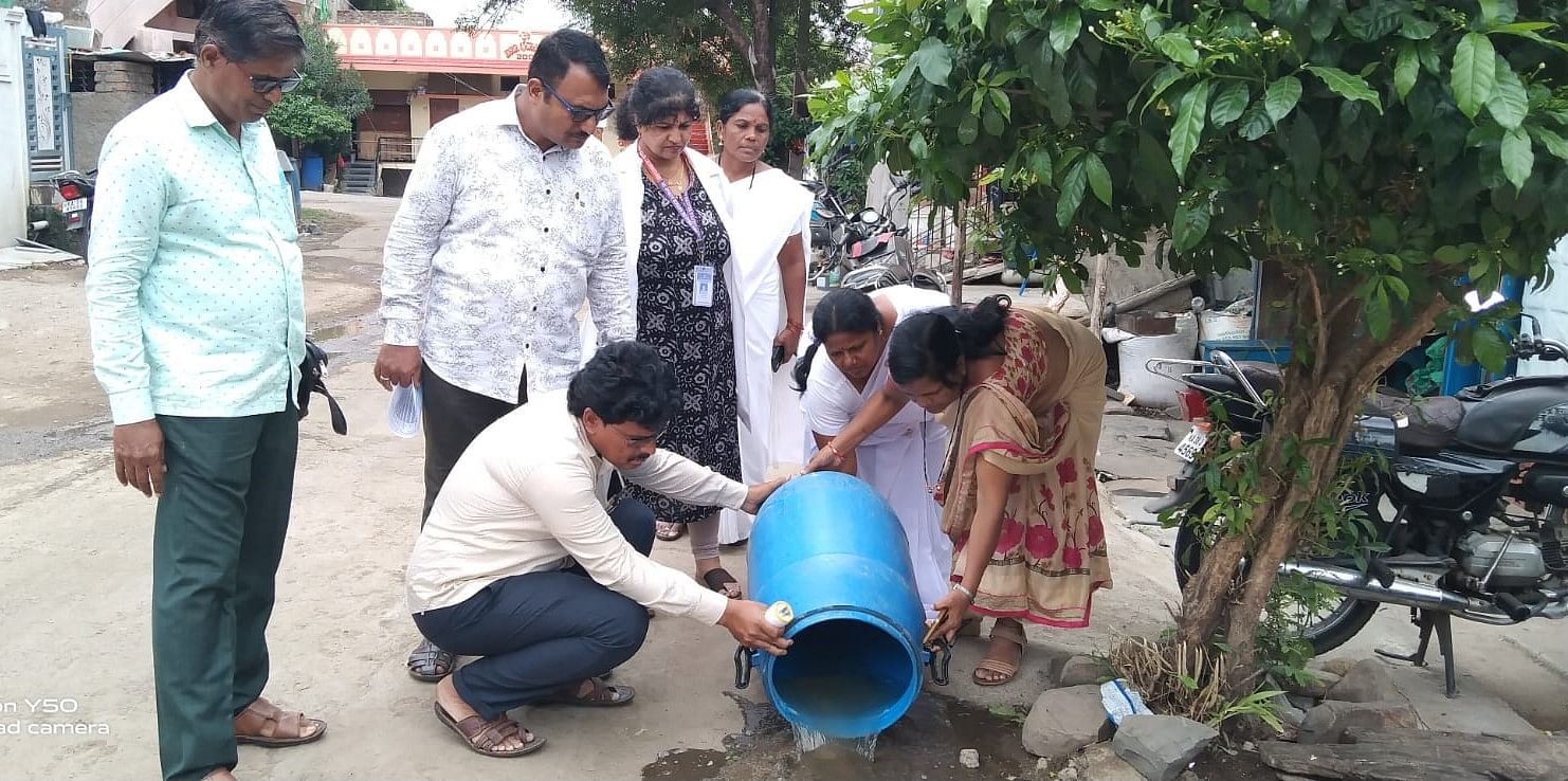 ಆರೋಗ್ಯ ಇಲಾಖೆ ಸಿಬ್ಬಂದಿ ಔರಾದ್‌ನ ದೇಶಮುಖ ಗಲ್ಲಿಗೆ ಭೇಟಿ ನೀಡಿ ಮನೆ ಸುತ್ತಮುತ್ತ ನೀರು ಸಂಗ್ರಹವಾಗದಂತೆ ನೋಡಿಕೊಳ್ಳಲು ಸಲಹೆ ನೀಡಿದರು. ತಾಲ್ಲೂಕು ಆರೋಗ್ಯಾಧಿಕಾರಿ ಡಾ.ಗಾಯತ್ರಿ ಇದ್ದಾರೆ