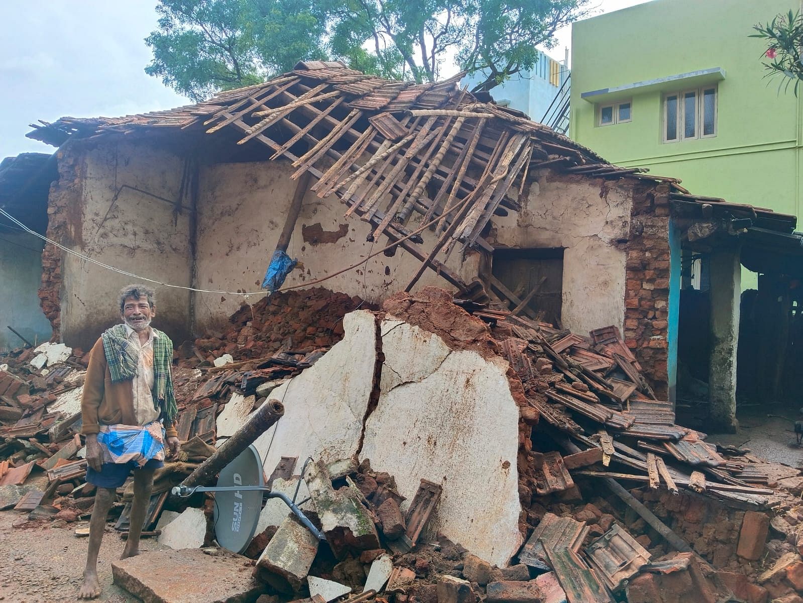 ಭೀಮಸಮುದ್ರ ಗ್ರಾಮದ ತುರೆಬೈಲು ಗ್ರಾಮದ ಜಯಪ್ಪ ಅವರ ಮನೆ ಕುಸಿದಿರುವುದು 