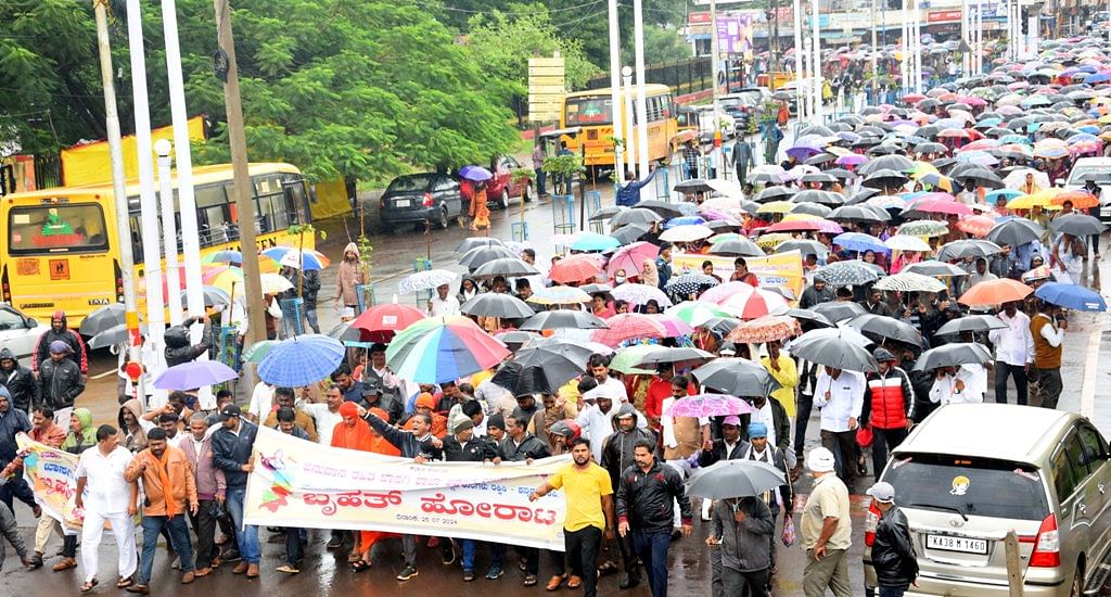 ಕಲ್ಯಾಣ ಕರ್ನಾಟಕ ಅನುದಾನ ರಹಿತ ಖಾಸಗಿ ಶಾಲಾ ಆಡಳಿತ ಮಂಡಳಿ ಸಂಘದವರು ಬೀದರ್‌ನಲ್ಲಿ ಗುರುವಾರ ಜಿಟಿಜಿಟಿ ಮಳೆಯಲ್ಲೇ ಕೊಡೆಗಳನ್ನು ಹಿಡಿದುಕೊಂಡು ಪ್ರತಿಭಟನಾ ರ್‍ಯಾಲಿ ನಡೆಸಿದರು
