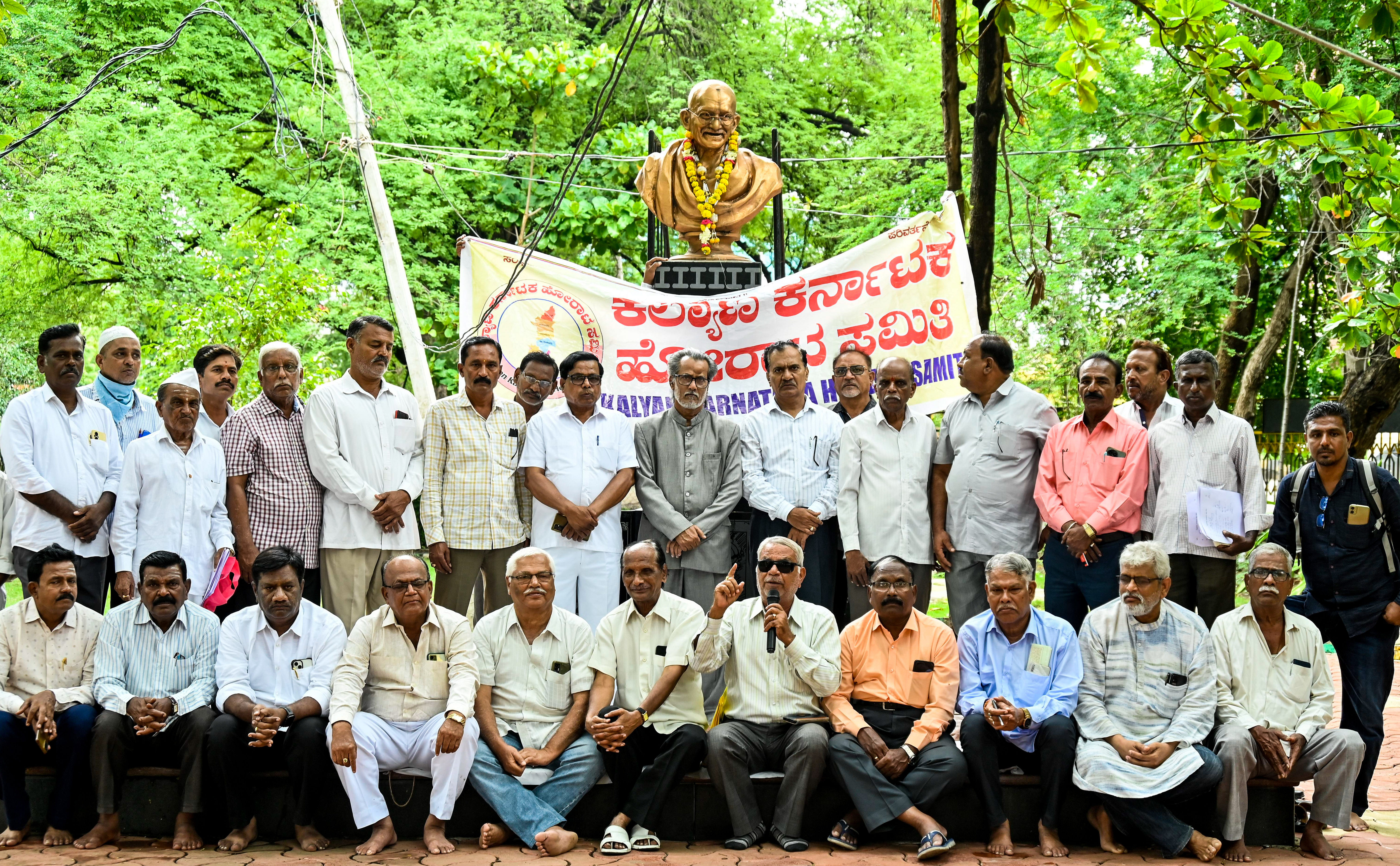 ಕಲಬುರಗಿಯ ಟೌನ್ ಹಾಲ್‌ ಸಮೀಪದ ಗಾಂಧಿ ‍ಪ್ರತಿಮೆ ಬಳಿ ಮಂಗಳವಾರ ಕಲ್ಯಾಣ ಕರ್ನಾಟಕ ಹೋರಾಟ ಸಮಿತಿಯ ಸದಸ್ಯರು ಮೌನ ಸತ್ಯಾಗ್ರಹ ನಡೆಸಿದರು –ಪ್ರಜಾವಾಣಿ ಚಿತ್ರ