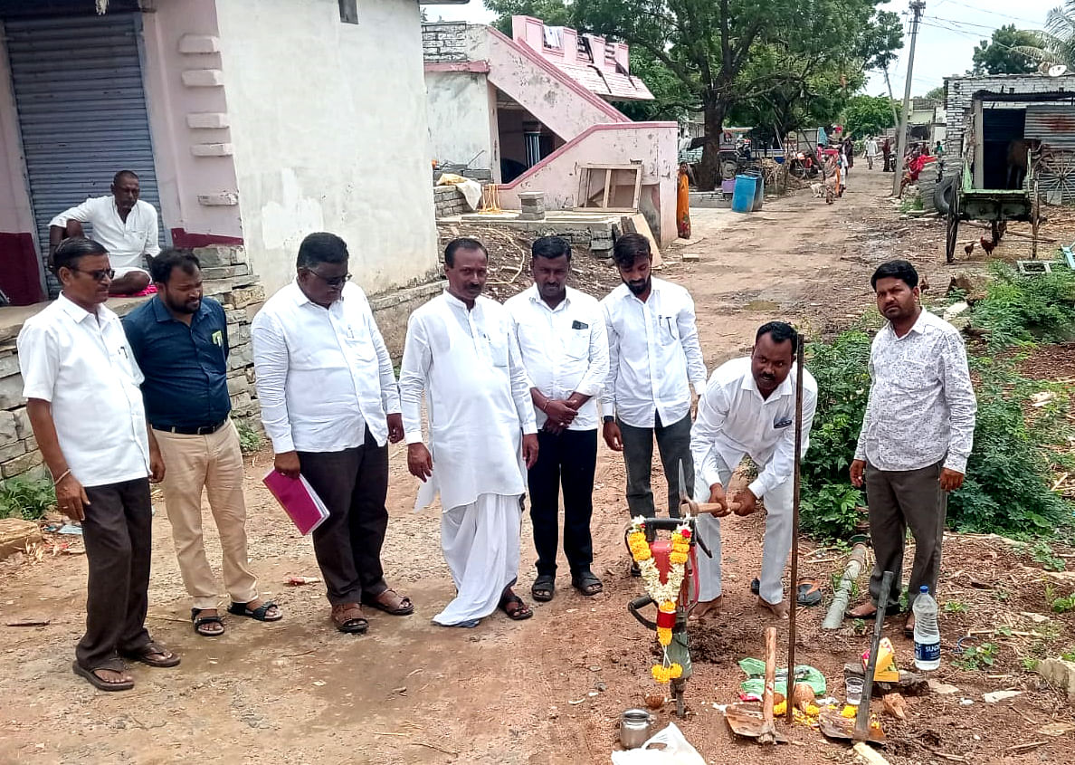 ಚಿತ್ತಾಪುರ ತಾಲ್ಲೂಕಿನ ಹೊಸೂರು ಗ್ರಾಮದಲ್ಲಿ ಸೋಮವಾರ ಜಲಜೀವನ್ ಮಿಷನ್ ಕಾಮಗಾರಿಗೆ ಗ್ರಾಮ ಪಂಚಾಯಿತಿ ಸದಸ್ಯ ಮಹಿಪಾಲ್ ಮೂಲಿಮನಿ ಅವರು ಗುದ್ದಲಿ ಪೂಜೆ ನೆರವೇರಿಸಿ ಚಾಲನೆ ನೀಡಿದರು. ಗ್ರಾಮದ ಮುಖಂಡ ರಾಮಲಿಂಗ ಬಾನರ್ ಇದ್ದರು.