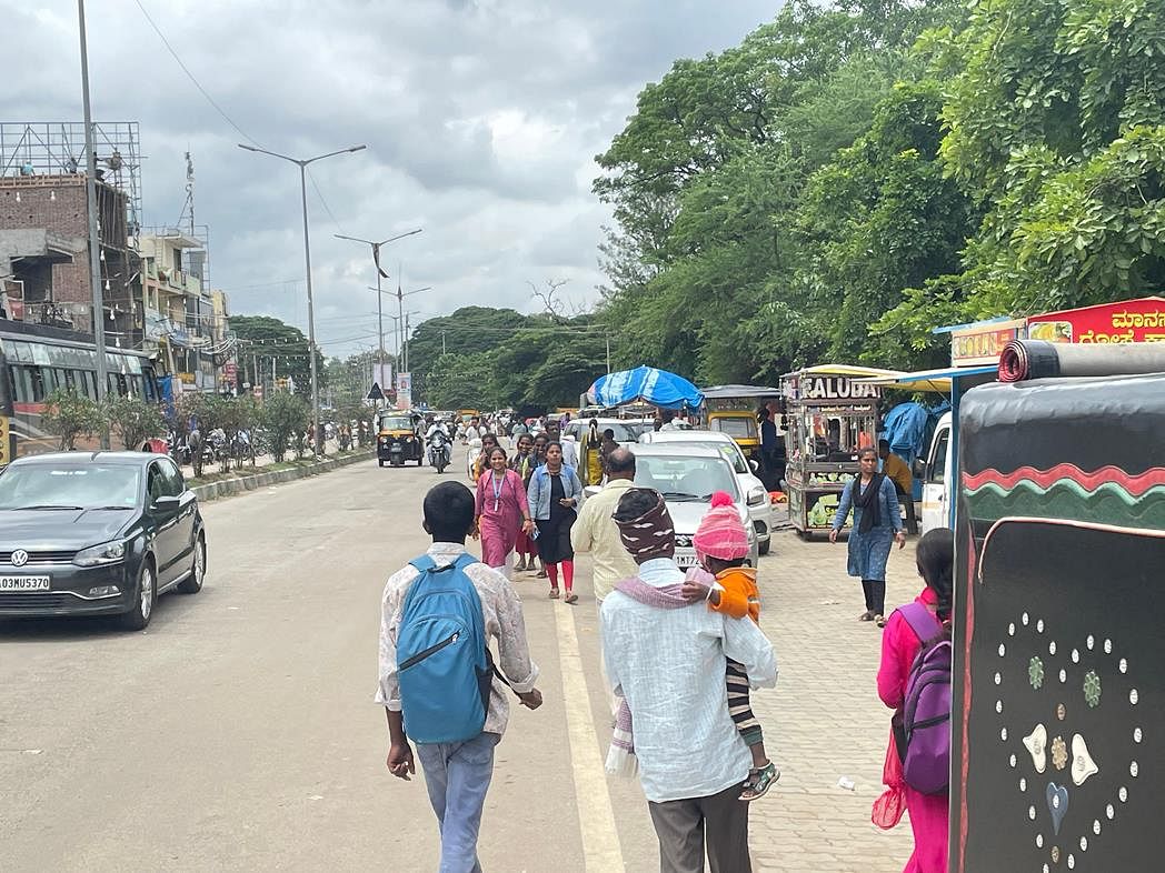 ಕುಣಿಗಲ್ ಬಸ್ ನಿಲ್ದಾಣ ರಸ್ತೆಯಲ್ಲಿ ಸಂಚರಿಸುತ್ತಿರುವ ನಾಗರಿಕರು, ವಿದ್ಯಾರ್ಥಿಗಳಿ ( ಪಾದಚಾರಿ ಮಾರ್ಗದಲ್ಲಿ ಖಾಸಗಿ ವಾಹನಗಳ ನಿಲುಗಡೆ)