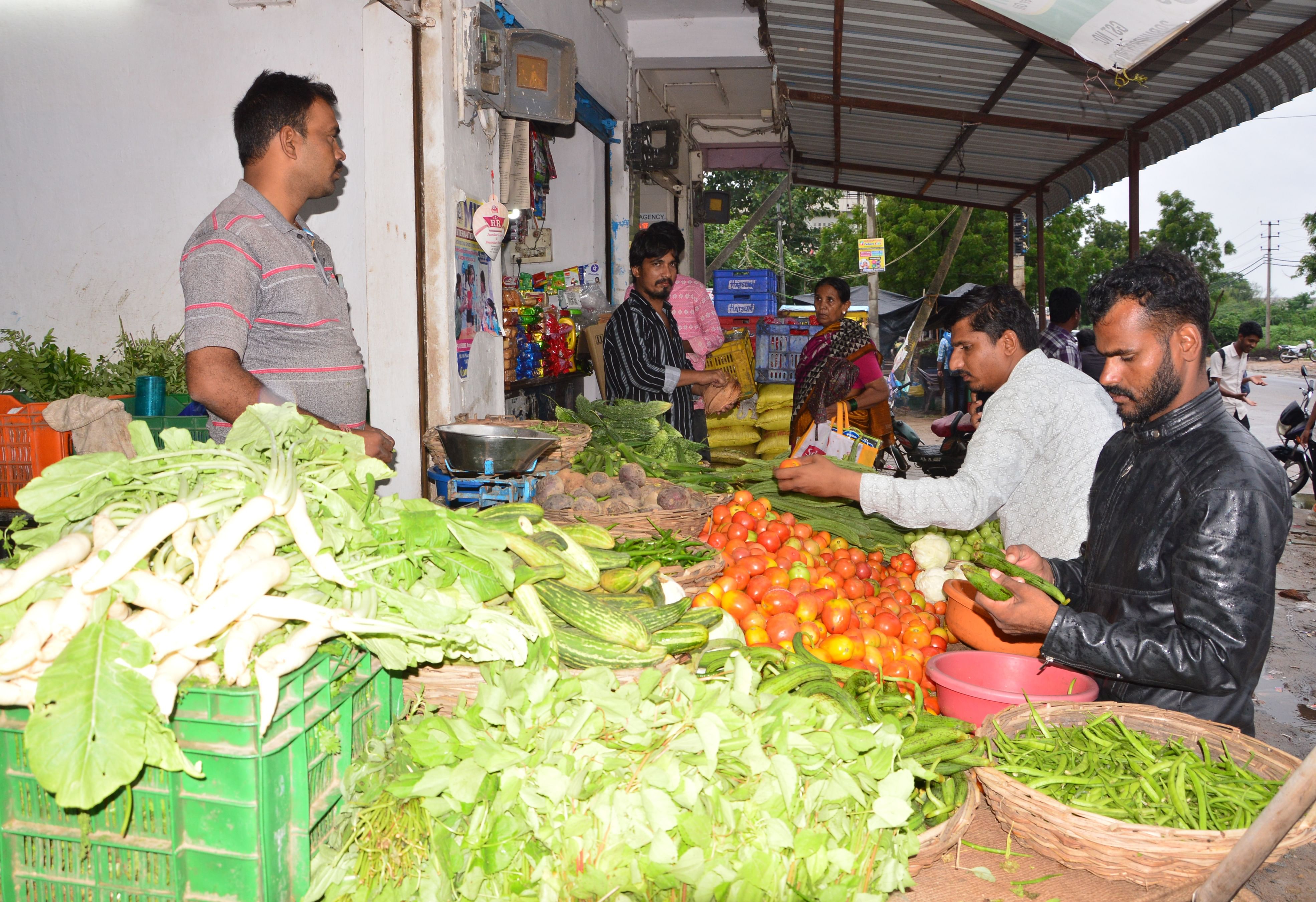 ಯಾದಗಿರಿ ನಗರದ ಹೊಸಳ್ಳಿ ಕ್ರಾಸ್‌ನಲ್ಲಿನ ತರಕಾರಿ ಅಂಗಡಿ 
