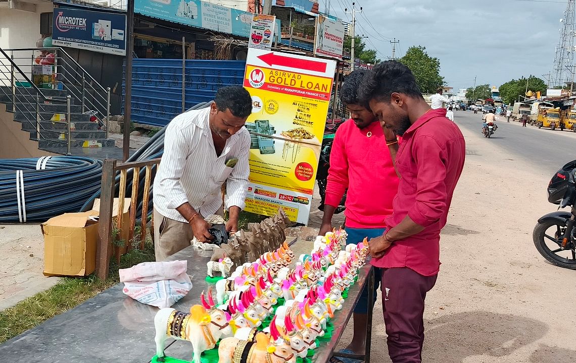 ತಾವರಗೇರಾ ಪಟ್ಟಣದಲ್ಲಿ ಗುರುವಾರ ಅಮರೇಶ ಕುಂಬಾರ ಮಣ್ಣಿನ ಎತ್ತುಗಳನ್ನು ಮಾರಾಟ ಮಾಡುತ್ತಿರುವುದು