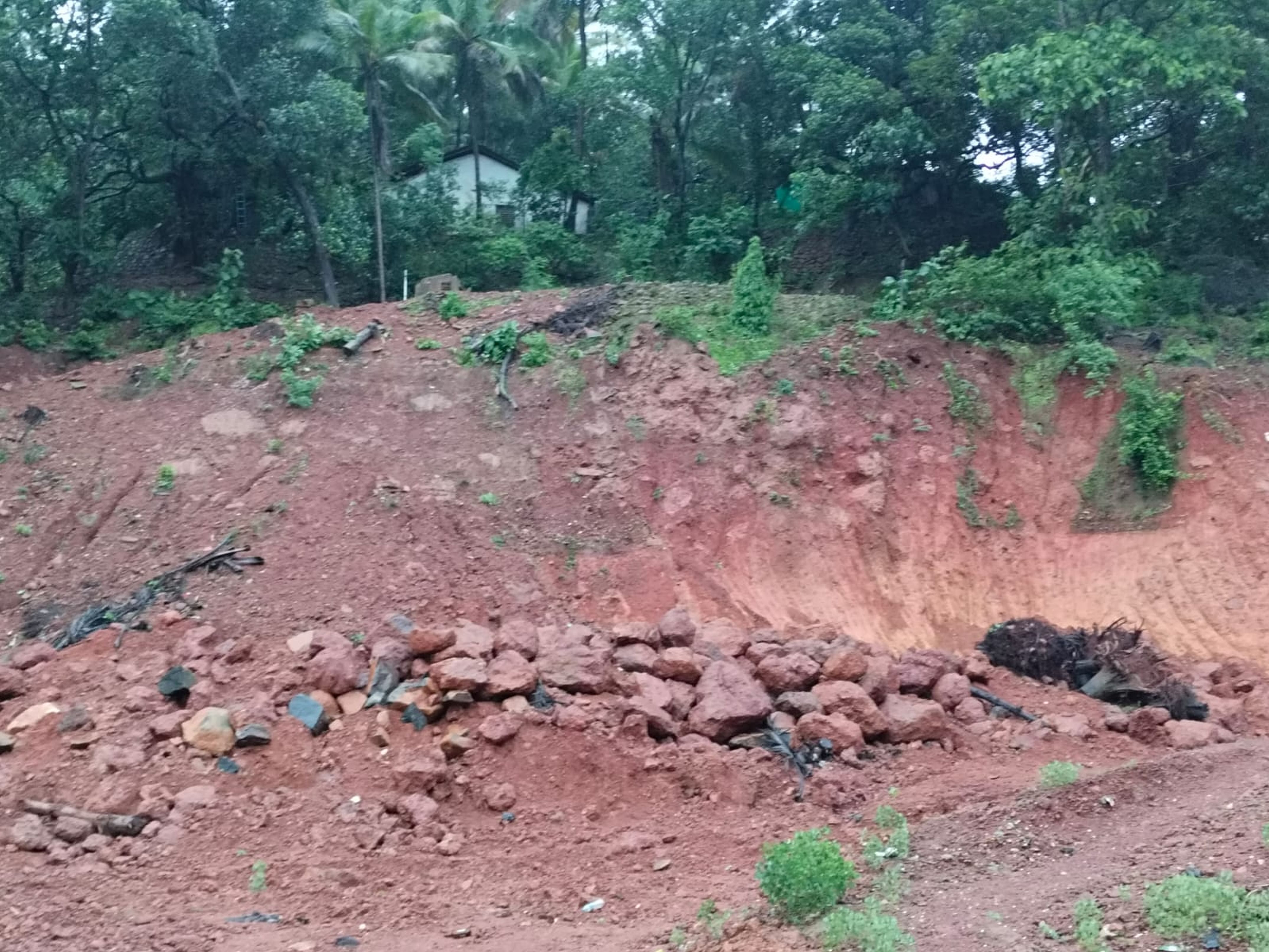 ಅಂಕೋಲಾ ತಾಲ್ಲೂಕಿನ ಶಿರೂರು ಗ್ರಾಮದಲ್ಲಿ ಗುಡ್ಡದ ಮೇಲಿರುವ ಮನೆಗಳು.