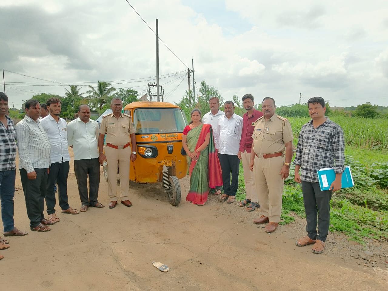 ಹುಲಸೂರ ಸಮೀಪದ ಹಲಸಿ ತುಗಾಂವ ಗ್ರಾಮದ ಮುಖ್ಯರಸ್ತೆಯಲ್ಲಿ ಪತ್ತೆಯಾದ ಕಳುವಾಗಿದ್ದ ತ್ಯಾಜ್ಯ ವಿಲೇವಾರಿ ವಾಹನವನ್ನು ಪೊಲೀಸರು ಪಿಡಿಒ, ಅಧ್ಯಕ್ಷರಿಗೆ ಒಪ್ಪಿಸಿದರು