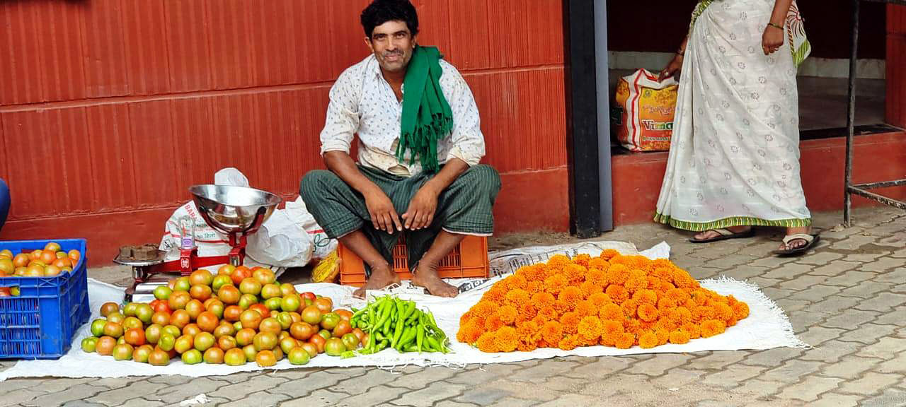 ಚನ್ನಪಟ್ಟಣ ತಾಲ್ಲೂಕಿನ ಸೀಬನಹಳ್ಳಿ ರೈತ ಶಶಿಕುಮಾರ್ ಅವರು ಸಂತೆಯಲ್ಲಿ ಸ್ವತಃ ತರಕಾರಿ, ಹೂ ಮಾರಾಟದಲ್ಲಿ ತೊಡಗಿರುವುದು