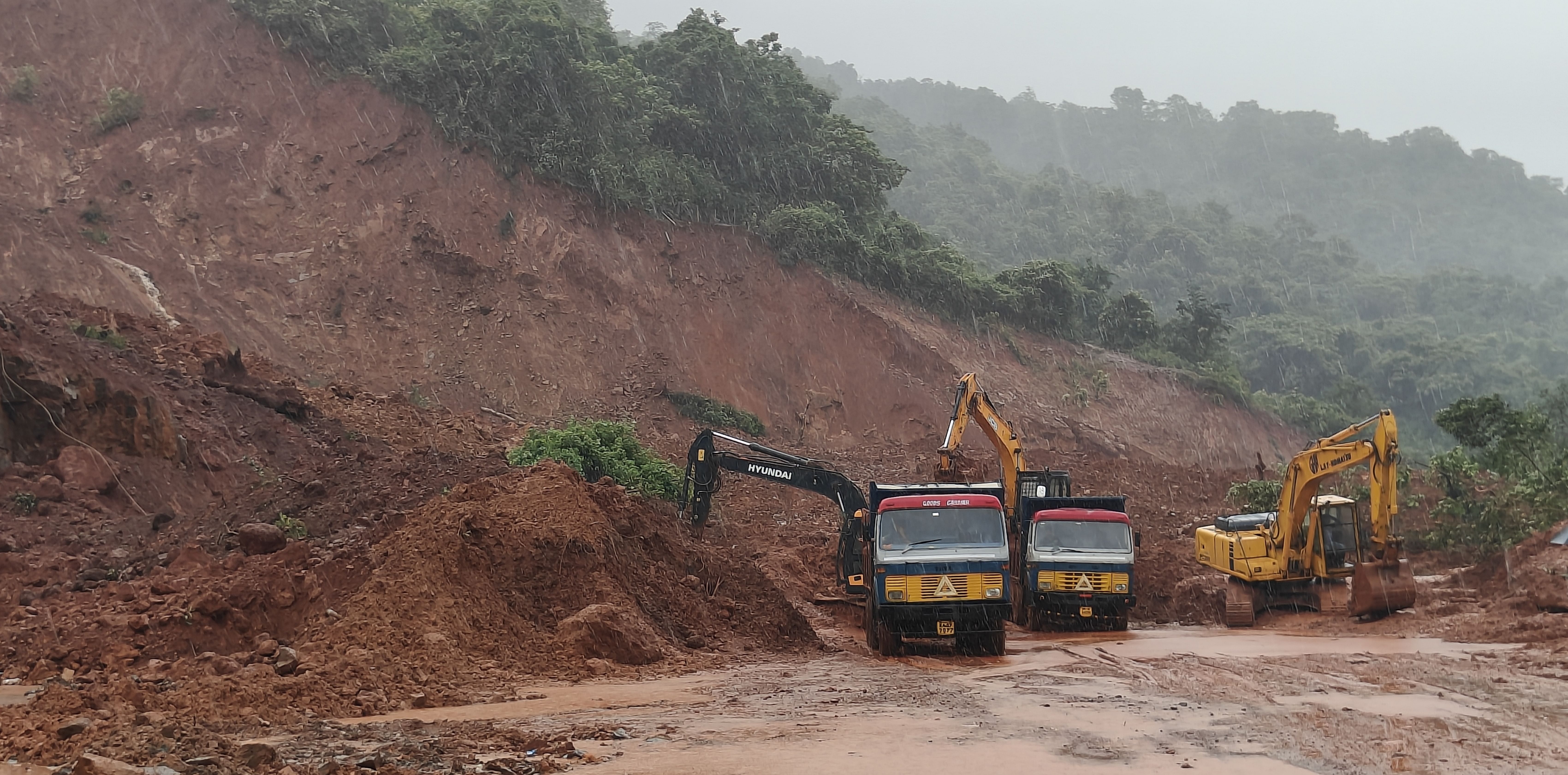 ಅಂಕೋಲಾ ತಾಲ್ಲೂಕಿನ ಶಿರೂರಿನಲ್ಲಿ ಗುಡ್ಡ ಕುಸಿದ ಸ್ಥಳದಲ್ಲಿ ಮಣ್ಣು ತೆರವು ಕಾರ್ಯಾಚರಣೆ ನಡೆಯಿತು.
ಪ್ರಜಾವಾಣಿ ಚಿತ್ರ:ಗಣಪತಿ ಹೆಗಡೆ