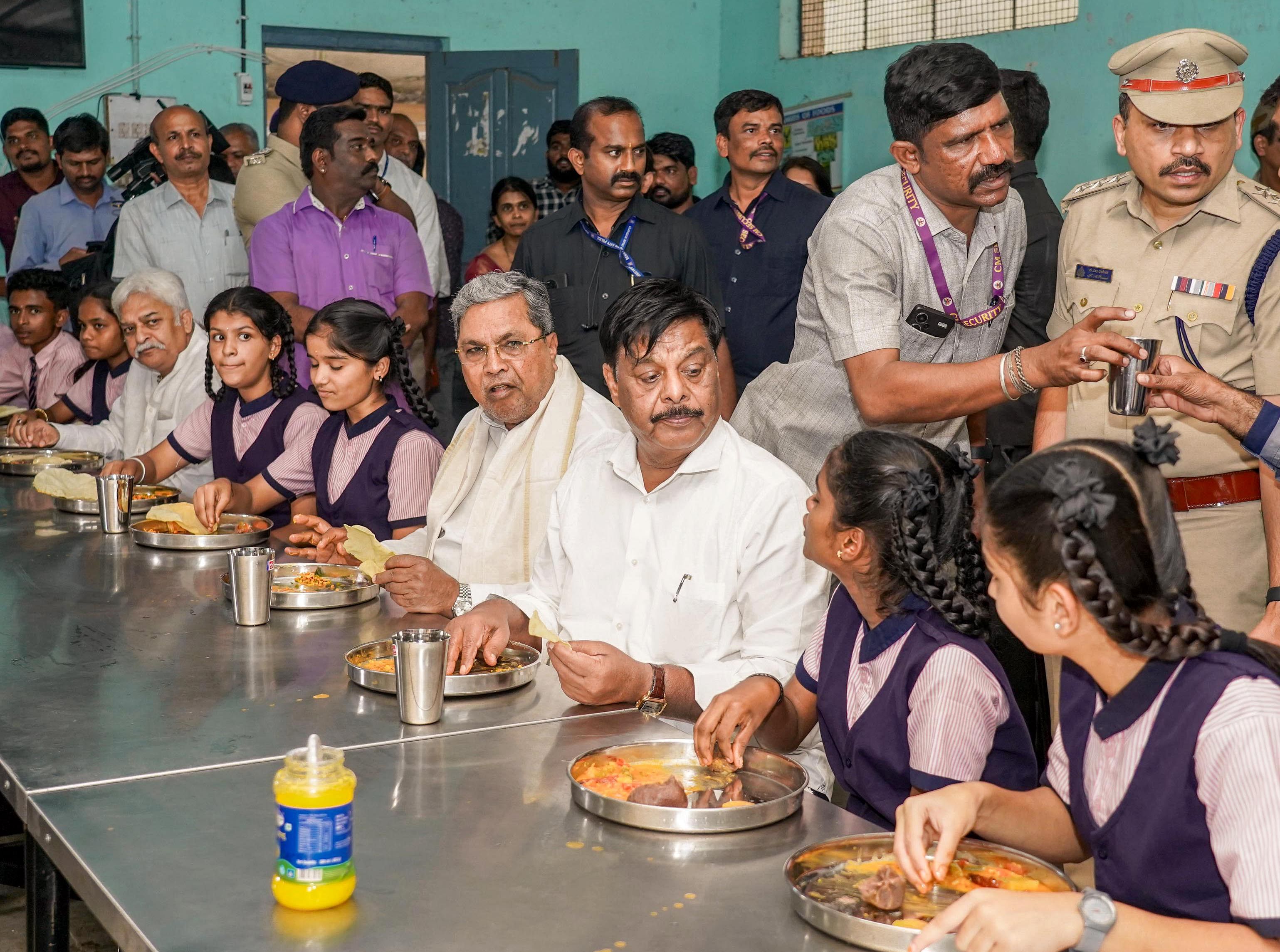 ಬೆಂಗಳೂರಿನ ಚಾಮರಾಜಪೇಟೆಯಲ್ಲಿರುವ ಮೊರಾರ್ಜಿ ದೇಸಾಯಿ ವಸತಿಶಾಲೆಯಲ್ಲಿ ವಿದ್ಯಾರ್ಥಿಗಳೊಂದಿಗೆ ಊಟ ಸವಿದ ಮುಖ್ಯಮಂತ್ರಿ ಸಿದ್ದರಾಮಯ್ಯ ಹಾಗೂ ಸಮಾಜ ಕಲ್ಯಾಣ ಸಚಿವ ಎಚ್‌. ಸಿ. ಮಹದೇವಪ್ಪ