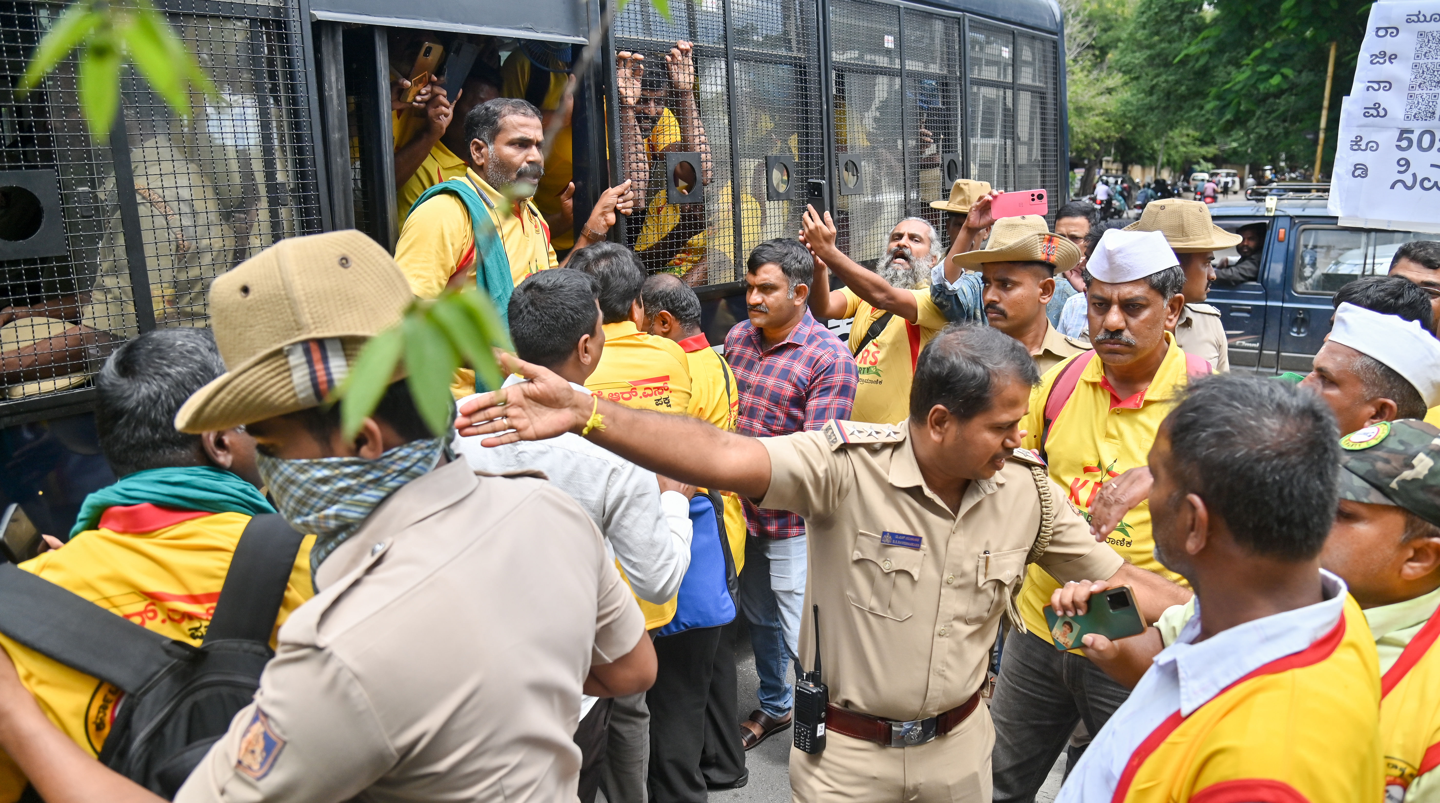 ಮೈಸೂರಿನ ಮುಡಾ ಕಚೇರಿಗೆ ಮುತ್ತಿಗೆ ಹಾಕಲು ಧಾವಿಸಿದ ಕರ್ನಾಟಕ ರಾಷ್ಟ್ರ ಸಮಿತಿ ಪಕ್ಷ ಸದಸ್ಯರನ್ನು ಪೊಲೀಸರು ರೋಟರಿ ಶಾಲೆ ವೃತ್ತದಲ್ಲಿ ಬುಧವಾರ ವಶಕ್ಕೆ ಪಡೆದರು. ಪ್ರಜಾವಾಣಿ ಚಿತ್ರ