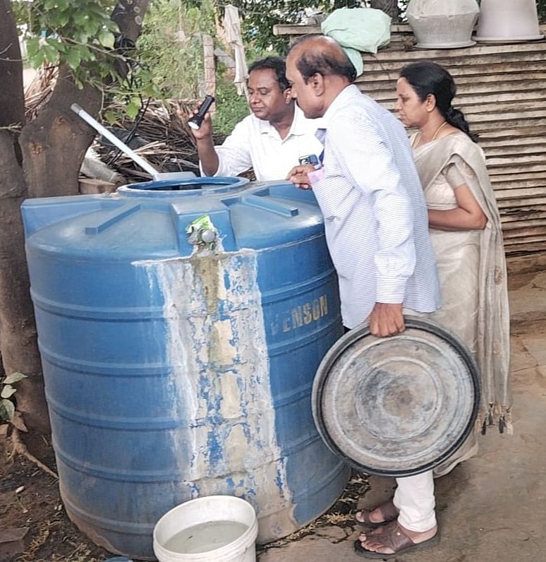 ಡೆಂಗಿ ಹಿನ್ನೆಲೆಯಲ್ಲಿ ಜಿಲ್ಲಾ ರೋಗವಾಹಕ ಆಶ್ರಿತ ರೋಗಗಳ ನಿಯಂತ್ರಣಾಧಿಕಾರಿ ಡಾ. ಕೆ. ಶಶಿಧರ್ ಹಾಗೂ ಸಿಬ್ಬಂದಿ, ಚನ್ನಪಟ್ಟಣದ ಮನೆಯೊಂದರಲ್ಲಿ ಸಂಗ್ರಹಿಸಿಟ್ಟಿದ್ದ ನೀರನ್ನು ಪರಿಶೀಲಿಸಿದರು 