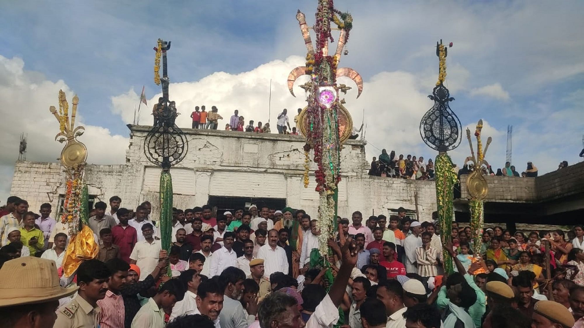 ಚಿಂಚೋಳಿಯ ಬಡಿ ದರ್ಗಾದಲ್ಲಿ ಸಾವಿರಾರು ಜನರ ಸಮ್ಮುಖದಲ್ಲಿ ಬುಧವಾರ ಅಲಾಯಿಗಳ ಮೆರವಣಿಗೆ ನಡೆಸಲಾಯಿತು 