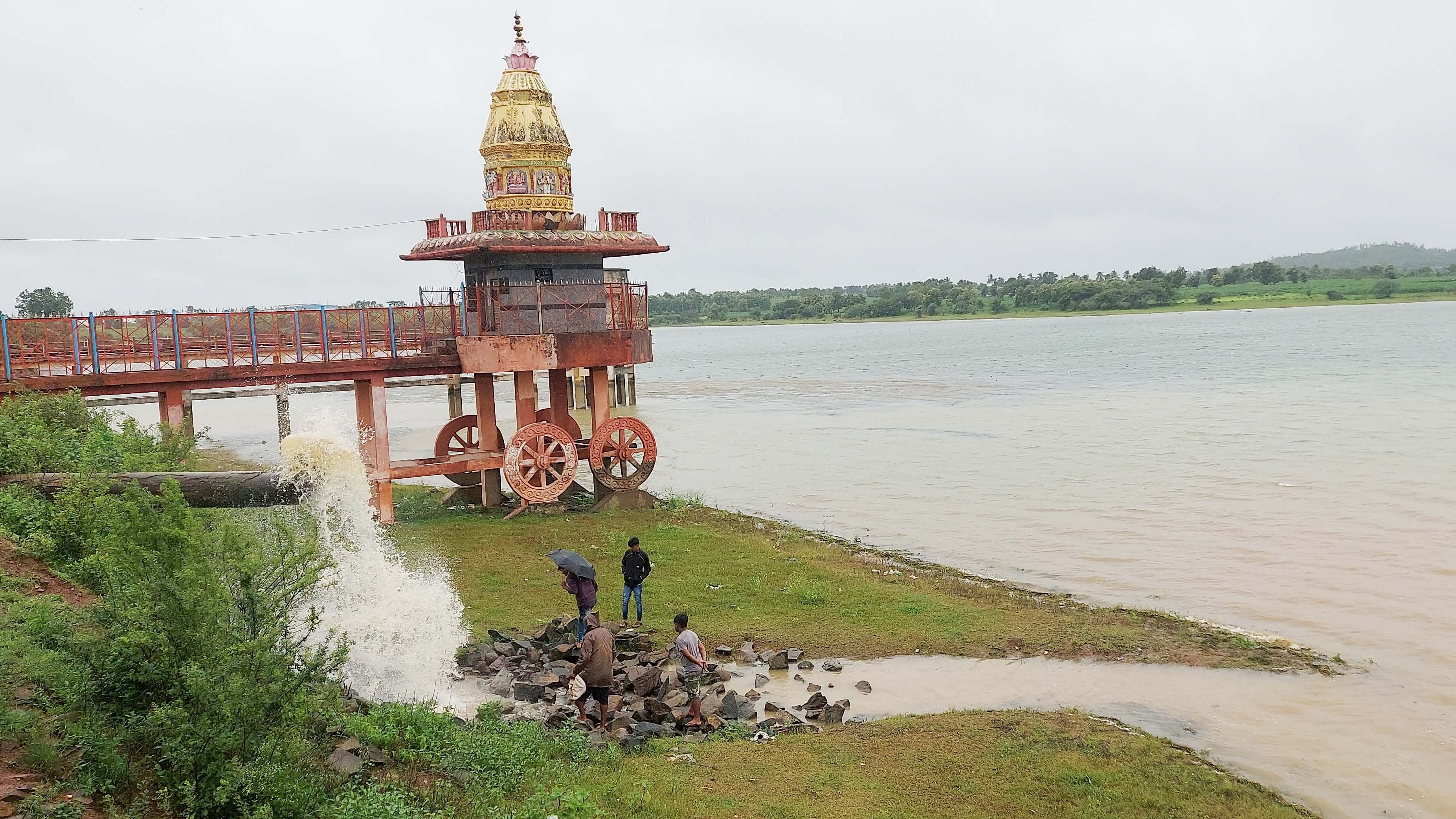 ಶಿಗ್ಗಾವಿ ಪಟ್ಟಣದ ನಾಗನೂರ ಕೆರೆಗೆ ವರದಾ ನದಿಯಿಂದ ನೀರು ಬರುತ್ತಿರುವುದು.