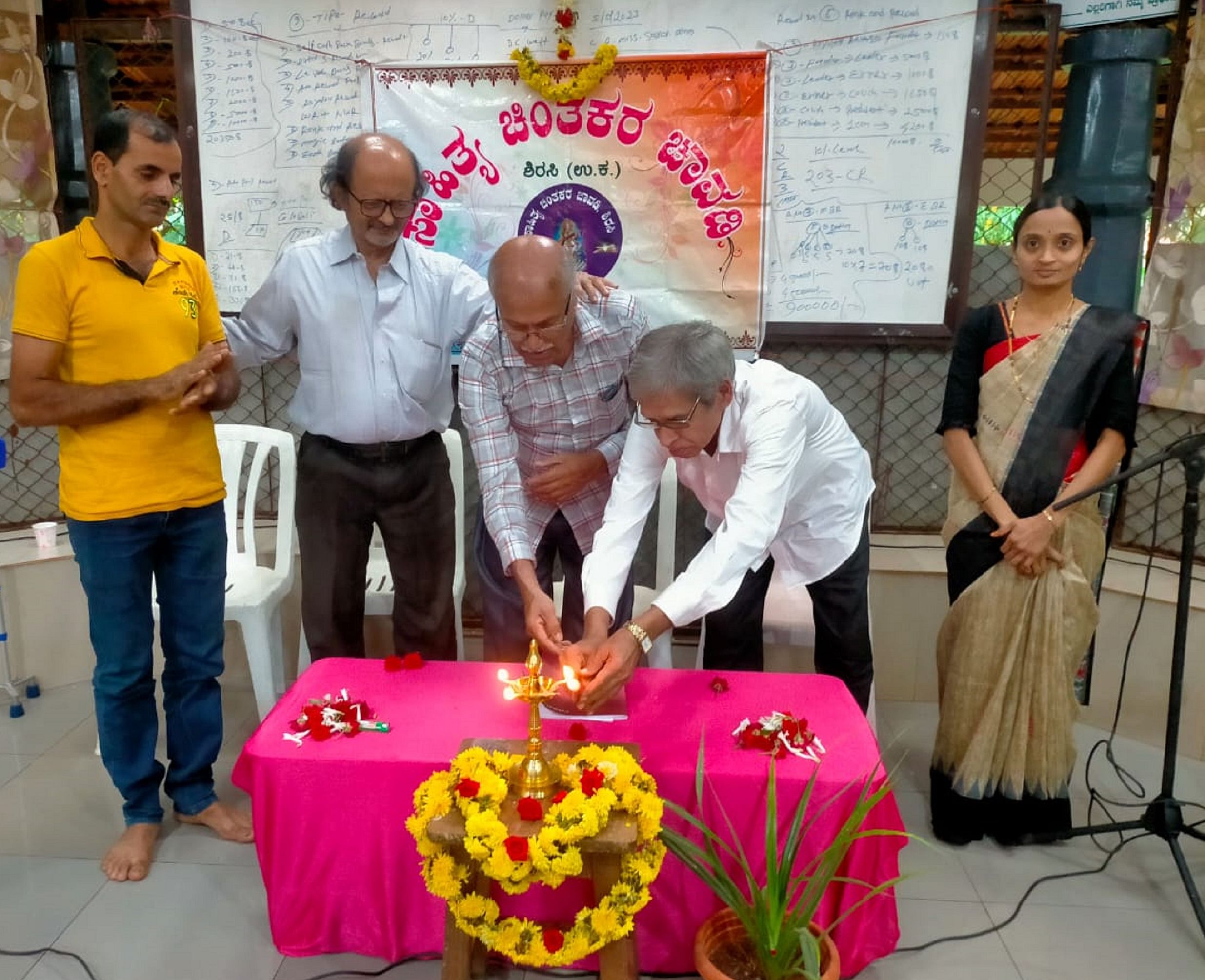 ಶಿರಸಿಯ ನೆಮ್ಮದಿ ಕುಟೀರದಲ್ಲಿ ನಡೆದ ಆಡುಭಾಷಾ ಕವಿಗೋಷ್ಠಿ ಕಾರ್ಯಕ್ರಮವನ್ನು ಜಗದೀಶ ಭಂಡಾರಿ ಉದ್ಘಾಟಿಸಿದರು