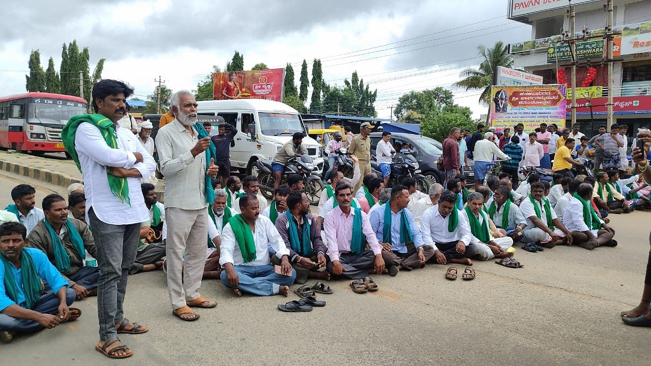 ಮುಖ್ಯಮಂತ್ರಿ ಸಿದ್ದರಾಮಯ್ಯ ಅವರಿಗೆ ರೈತರು ನೀಡಿದ್ದ ಮನವಿ ಪತ್ರವನ್ನು ಕಸದ ಬಿಟ್ಟಿಗೆ ಎಸೆದಿರುವ ನಡೆ ಖಂಡಿಸಿ ಸಾಮೂಹಿಕ ನಾಯಕತ್ವ ರಾಜ್ಯ ರೈತ ಸಂಘಟನೆ ವತಿಯಿಂದ ಭಾನುವಾರ ಬೆಳಿಗ್ಗೆ ಹೆದ್ದಾರಿ ರಸ್ತೆ ತಡೆ ನಡೆಸಲಾಯಿತು