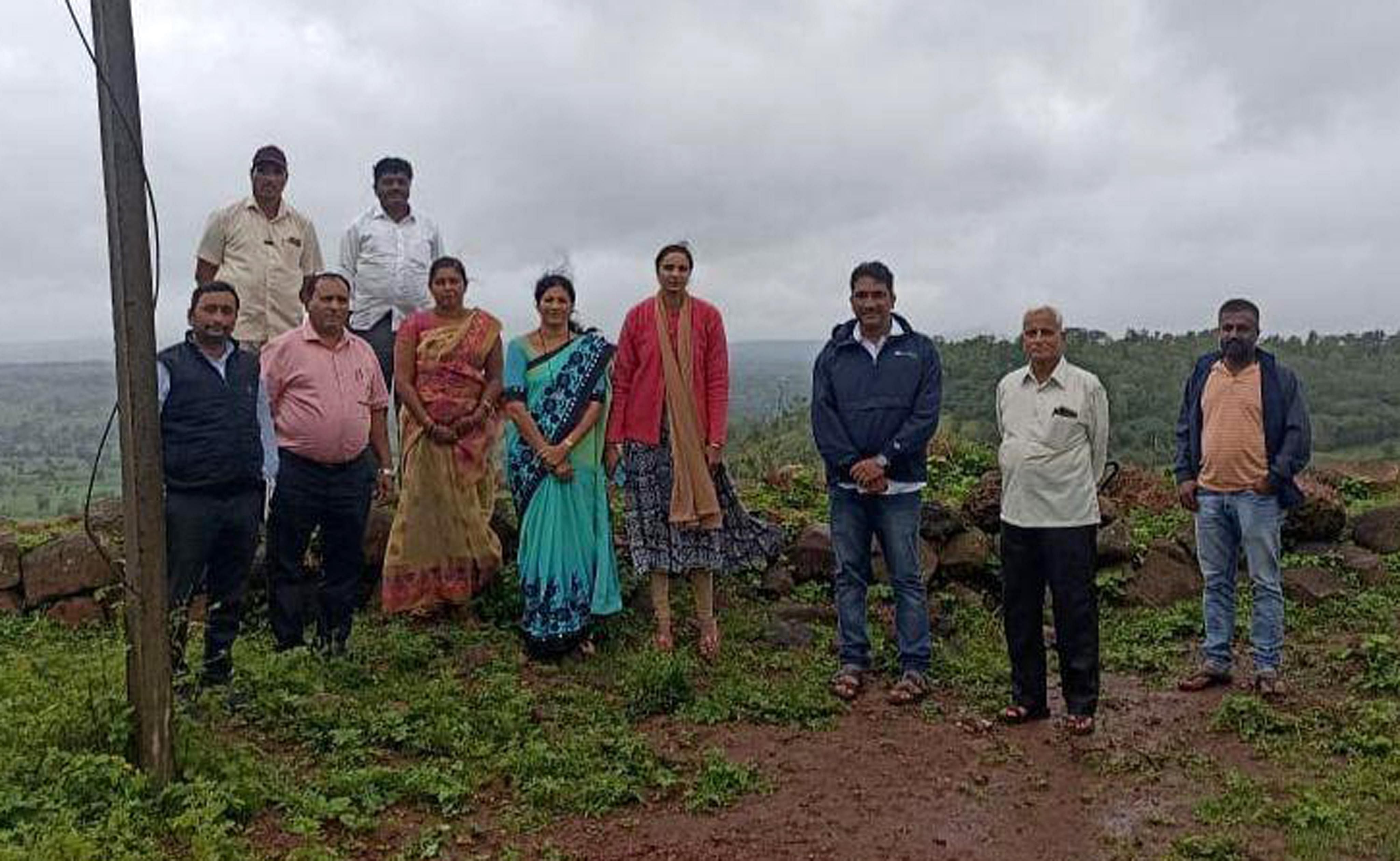 ಹುಕ್ಕೇರಿ ತಾಲ್ಲೂಕಿನ ಹರಗಾಪುರ ಗುಡ್ಡದಲ್ಲಿ ಕುಸಿತ ಕಂಡು ಬಂದಿದ್ದರಿಂದ ತಾಲ್ಲೂಕು ಪಂಚಾಯ್ತಿ ಇಒ ಪ್ರವೀಣ ಕಟ್ಟಿ ಭೇಟಿ ನೀಡಿ ಪರಿಶೀಲಿಸಿದರು