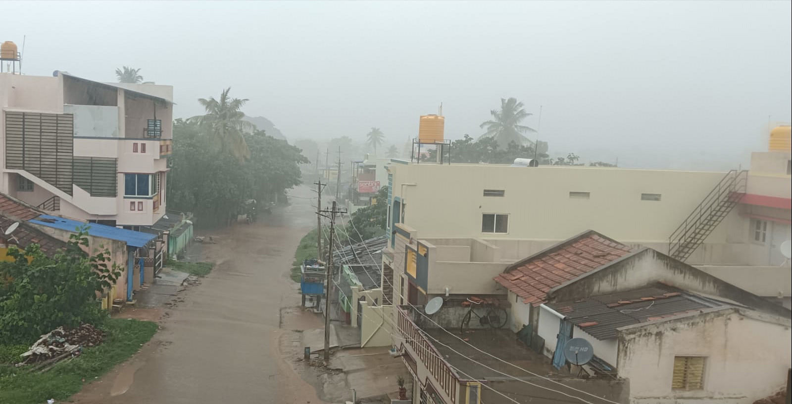 ಚಿಕ್ಕಜಾಜೂರಿನಲ್ಲಿ ಮಂಗಳವಾರ ಮಧ್ಯಾಹ್ನ ಬಿರುಸಿನ ಮಳೆ ಸುರಿಯಿತು 