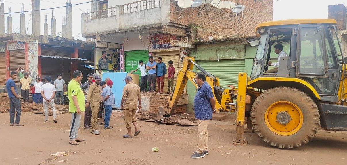 ಚಿಟಗುಪ್ಪ ಪಟ್ಟಣದಲ್ಲಿ ಶುಕ್ರವಾರ ಬೆಳಗಿನ ಜಾವ ಚರಂಡಿ ಪಾದಚಾರಿ ಮಾರ್ಗದಲ್ಲಿ ಅನಧಿಕೃತವಾಗಿ ಕಟ್ಟಡ ನಿರ್ಮಿಸಿಕೊಂಡ ಅಂಗಡಿಗಳ ಅತಿಕ್ರಮಣ ತೆರವು ಕಾರ್ಯವನ್ನು ಜೆಸಿಬಿ ಮೂಲಕ ನಡೆಸಲಾಯಿತು