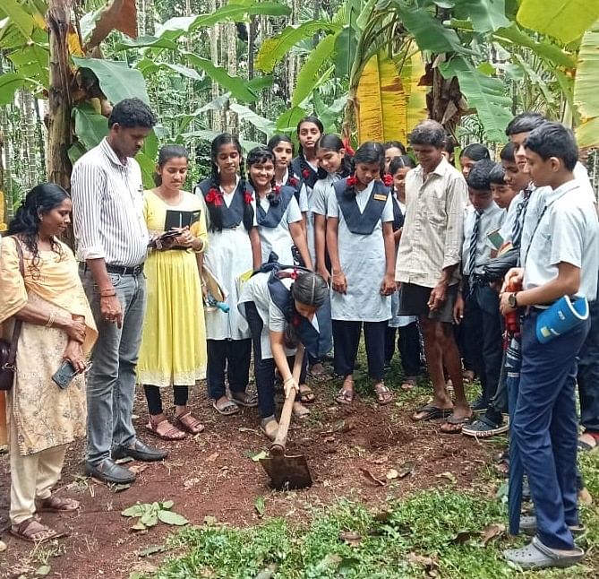 ಮಣ್ಣು ಪರೀಕ್ಷೆಗಾಗಿ ವಿದ್ಯಾರ್ಥಿಗಳು ಮಾದರಿ ಸಂಗ್ರಹಿಸಿದರು