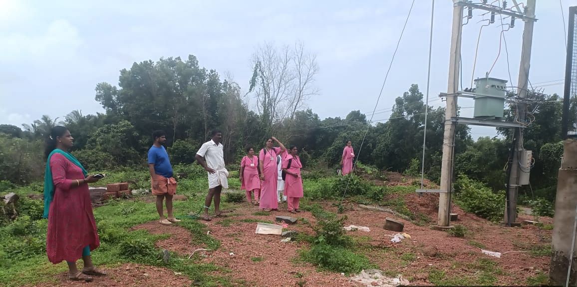 ಟವರ್ ಬಳಿ ಜನ ಸೇರಿರುವುದು