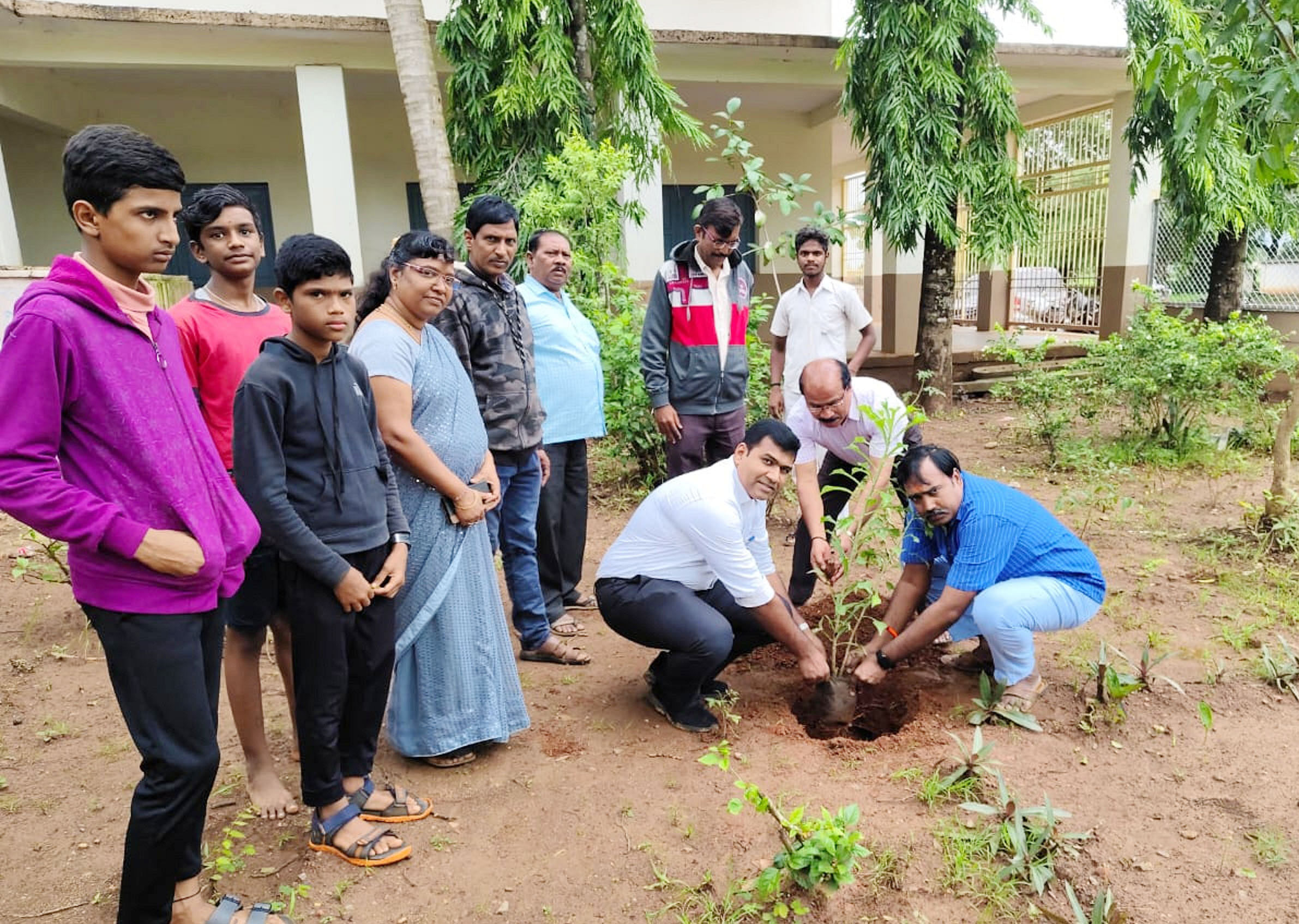 ತಿಳವಳ್ಳಿಯ ಶ್ರೀ ಶಾಂತೇಶ್ವರ ಪ್ರೌಢ ಶಾಲೆಯ ಆವರಣದಲ್ಲಿ ಶನಿವಾರ ಬ್ಯಾಂಕ್ ಆಫ್ ಬರೋಡಾ 117ನೇ ಸಂಸ್ಥಾಪನಾ ದಿನವನ್ನು ಗಿಡ ನೆಡುವುದರ ಮೂಲಕ ಆಚರಿಸಲಾಯಿತು.