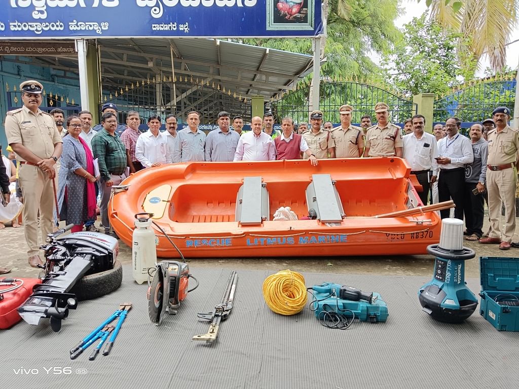 ಹೊನ್ನಾಳಿ ಪಟ್ಟಣದ ತುಂಗಭದ್ರಾ ನದಿ ಸಮೀಪದಲ್ಲಿ ಎಸ್‌ಡಿಆರ್‌ಎಫ್ ತಂಡ ನಿರ್ವಹಿಸುವ ವಿಪತ್ತು ನಿರ್ವಹಣಾ ಪರಿಕರಗಳನ್ನು ಜಿಲ್ಲಾಧಿಕಾರಿ, ಜಿಲ್ಲಾ ಪಂಚಾಯಿತಿ ಸಿಇಒ ಪರಿಶೀಲಿಸಿದರು