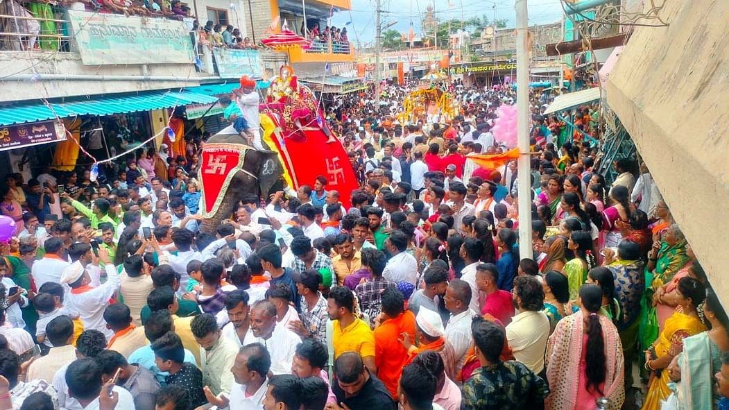 ತಾಳಿಕೋಟೆ ಪಟ್ಟಣದಲ್ಲಿ ಖಾಸ್ಗತೇಶ್ವರ ಅಜ್ಜನ ಜಾತ್ರಾ ಮಹೋತ್ಸವದ ಅಂಗವಾಗಿ ಶುಕ್ರವಾರ ಗಂಗಸ್ಥಳದ ಮೆರವಣಿಗೆ ಜರುಗಿತು