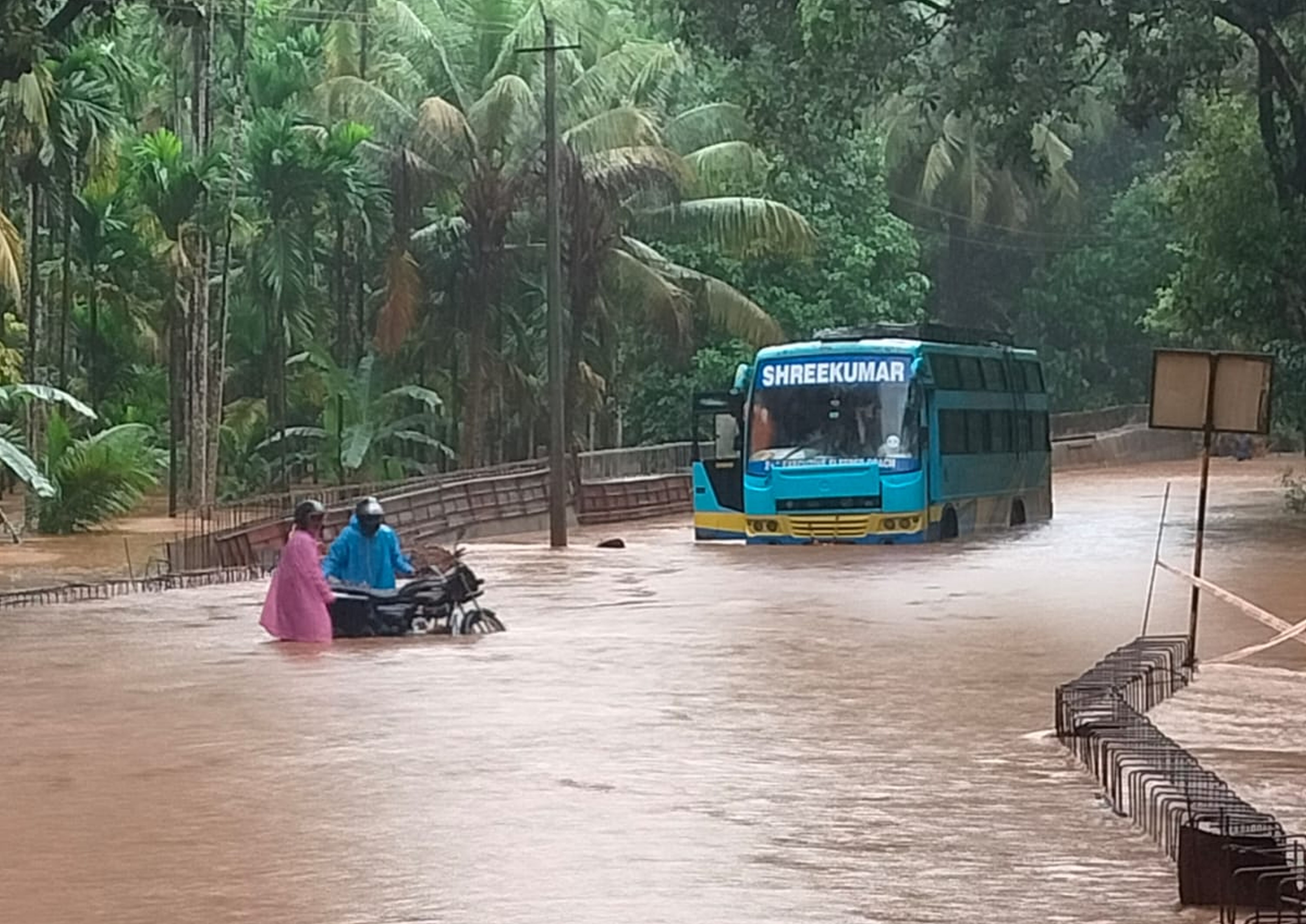 ಕುಮಟಾ ತಾಲ್ಲೂಕಿನ ಕತಗಾಲ ಸಮೀಪ ಚಂಡಿಕಾ ನದಿ ಉಕ್ಕೇರಿ ಹರಿದು ಜಲಾವೃತವಾದ ರಾಷ್ಟ್ರೀಯ ಹೆದ್ದಾರಿ–766ಇ ದಲ್ಲಿ ಖಾಸಗಿ ಬಸ್ ಹಾಗೂ ದ್ವಿಚಕ್ರ ವಾಹನವೊಂದು ಸಿಲುಕಿಕೊಂಡಿತ್ತು