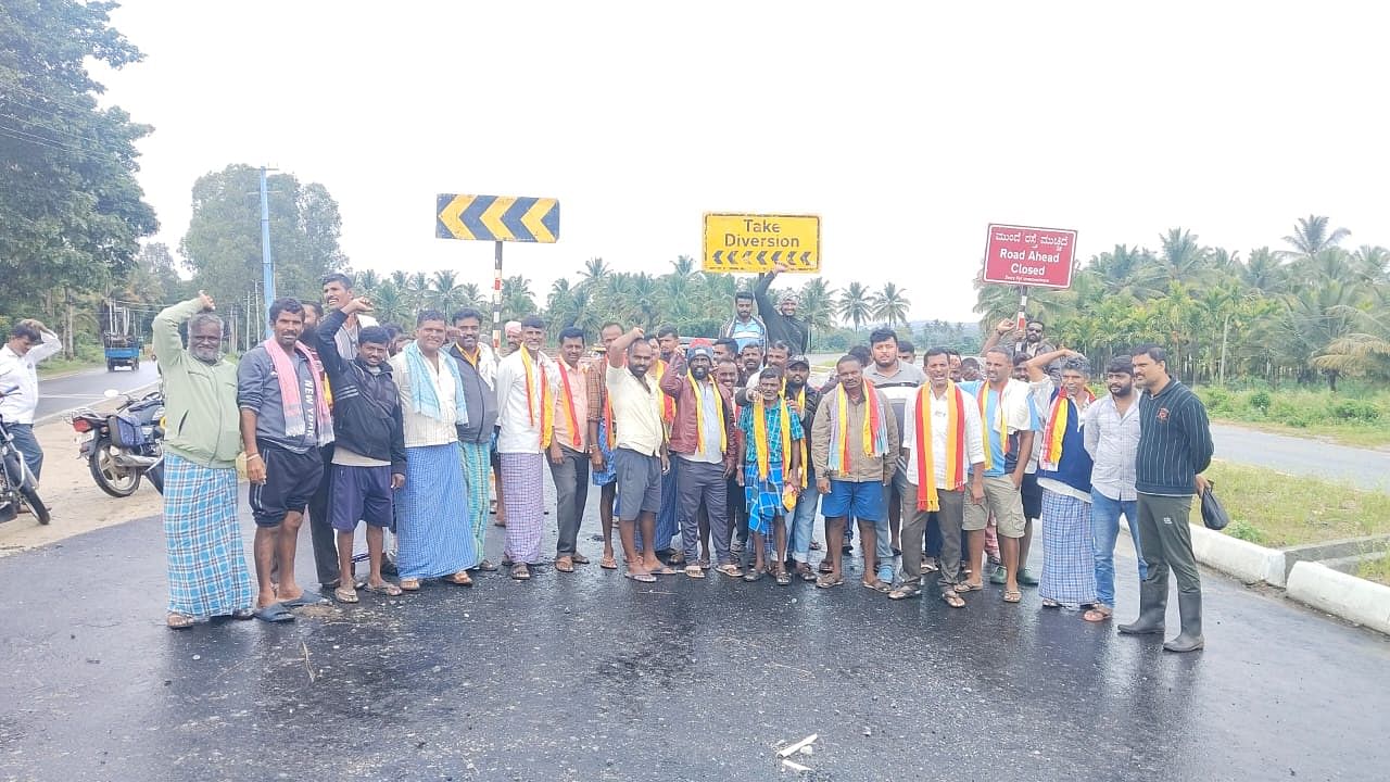 ಕೆ.ಆರ್.ಪೇಟೆ ತಾಲ್ಲೂಕಿನ ಅಗ್ರಹಾರಬಾಚಹಳ್ಳಿ ಗ್ರಾಮದ ಗೇಟ್‌ನಲ್ಲಿ ಜಲಸೂರು-ಬೆಂಗಳೂರು ಹೆದ್ದಾರಿಯಲ್ಲಿ ಹೈಟೆಕ್ ಬಸ್ ತಂಗುದಾಣ ನಿರ್ಮಿಸಬೇಕೆಂದು ಆಗ್ರಹಿಸಿ ಅಗ್ರಹಾರಬಾಚಹಳ್ಳಿ ಗ್ರಾಮಸ್ಥರು ತಾಲ್ಲೂಕು ಕರ್ನಾಟಕ ರಕ್ಷಣಾ ವೇದಿಕೆಯ ಆಶ್ರಯದಲ್ಲಿ ಶುಕ್ರವಾರ ಗ್ರಾಮದ ಗೇಟನಲ್ಲಿ ಬೃಹತ್ ಪ್ರತಿಭಟನೆ ನಡೆಸಿದರು